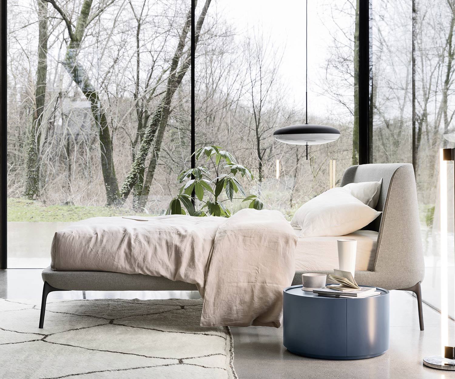 Letto imbottito Novamobili Velluto in camera da letto rivestimento bianco gambe in metallo stretto Letto imbottito Novamobili Velluto in camera da letto rivestimento bianco gambe in metallo stretto