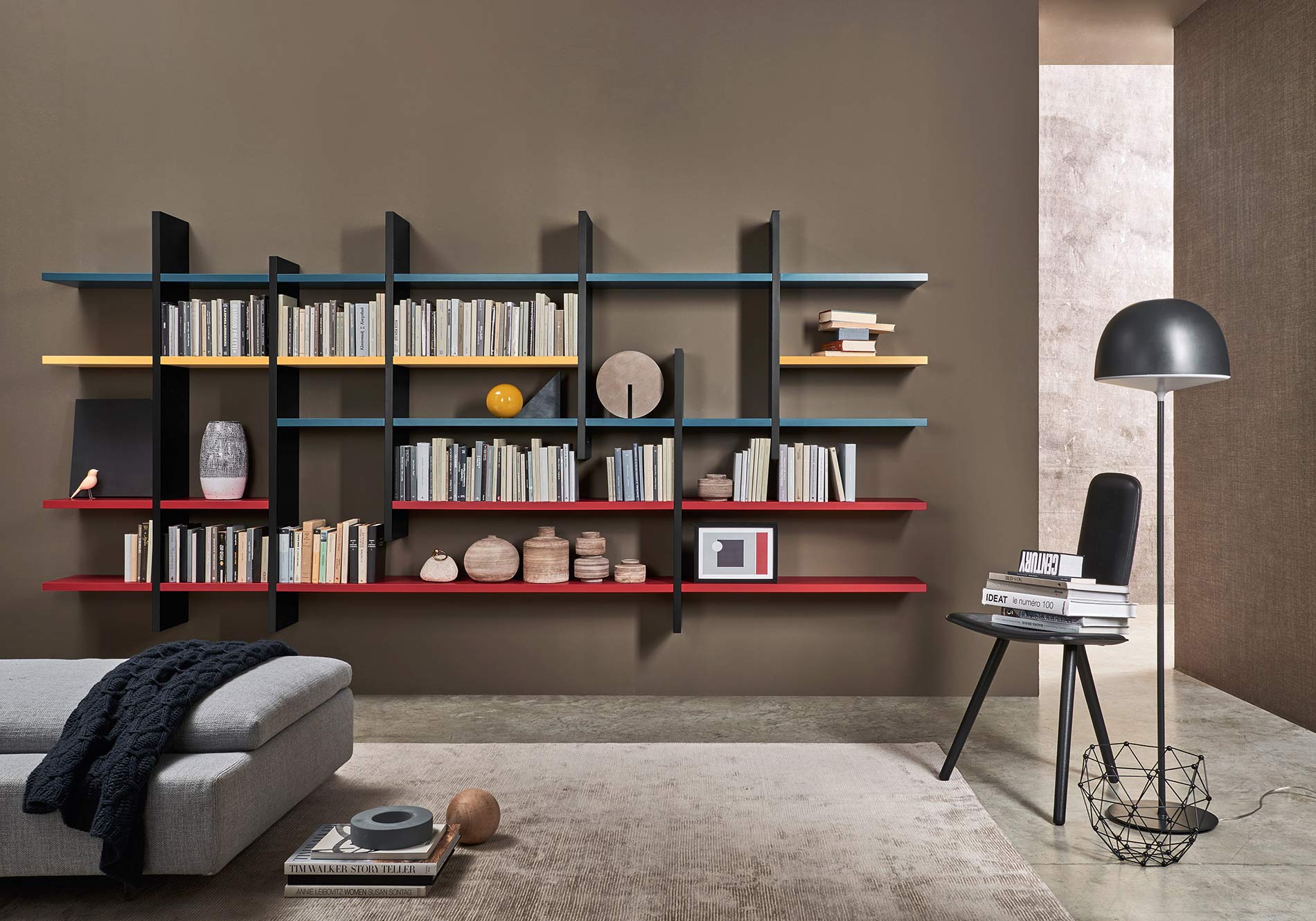 scaffale per libri da parete dal design colorato