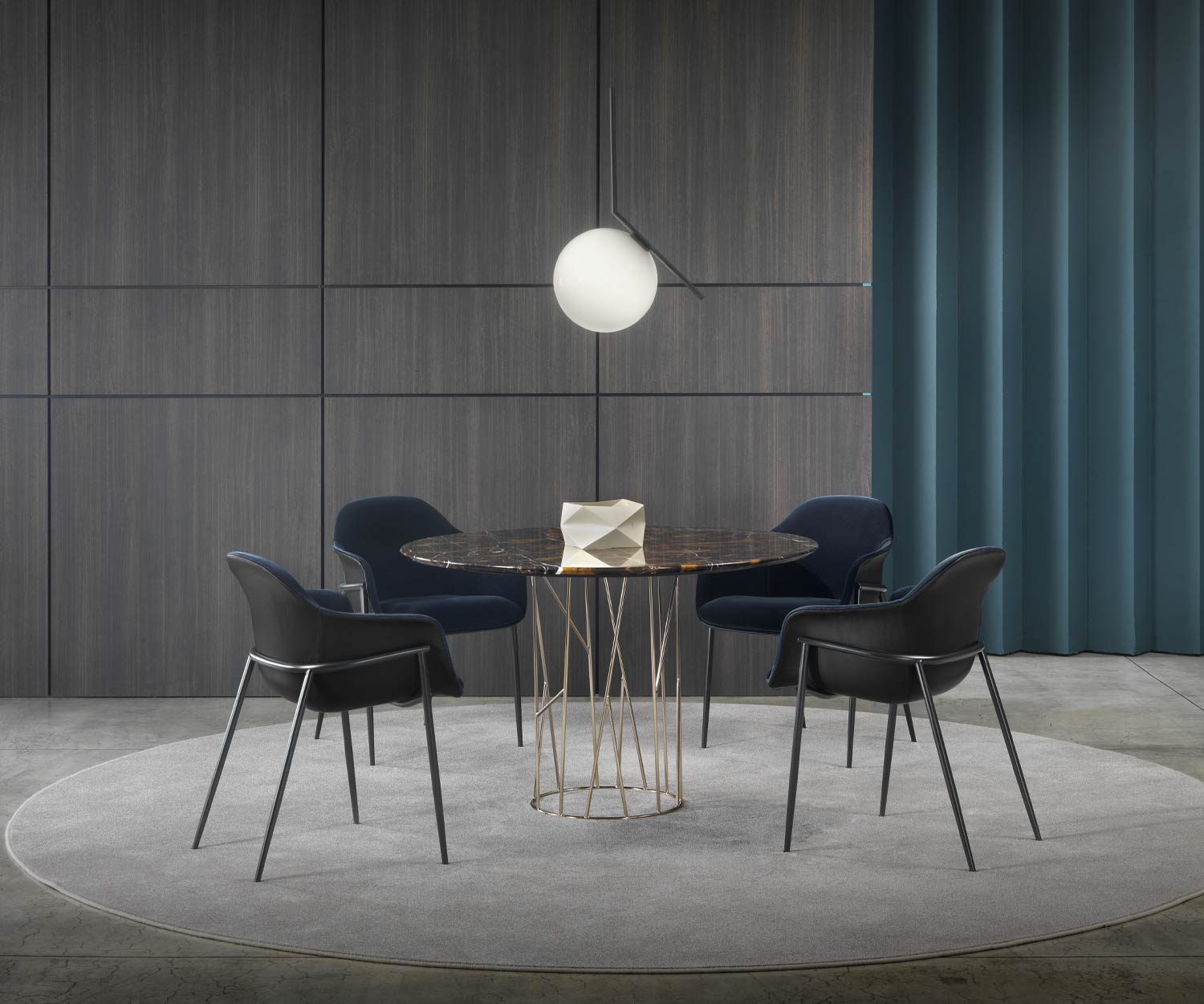 Confortevole sedia per sala conferenze Chia di Marelli in velluto blu Confortevole sedia per sala conferenze Chia di Marelli in velluto blu