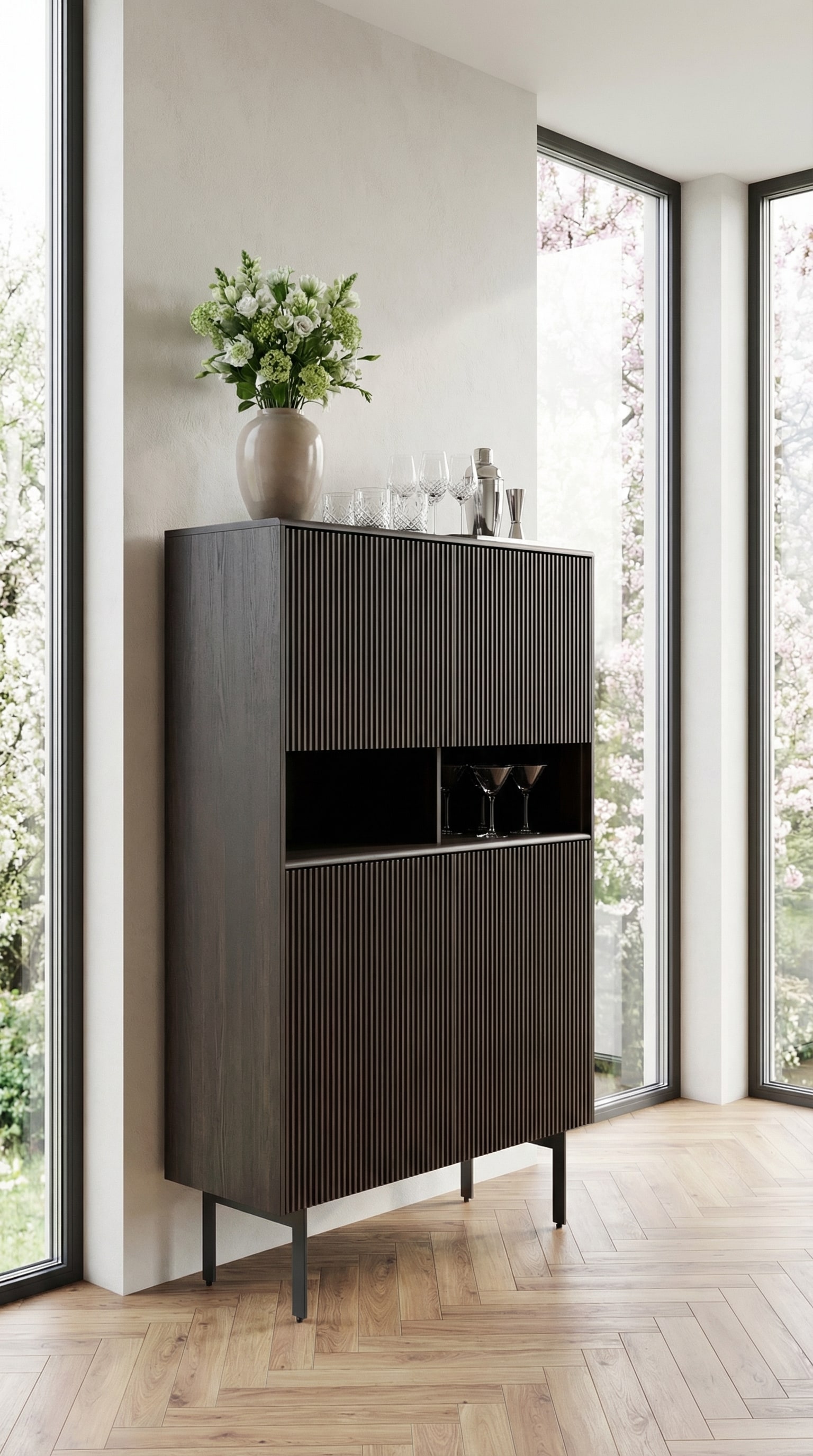 Punt Malmö Highboard aus Holz in einem modernen Wohnzimmer mit großen Fenstern. Punt Malmö Highboard aus Holz in einem modernen Wohnzimmer mit großen Fenstern.