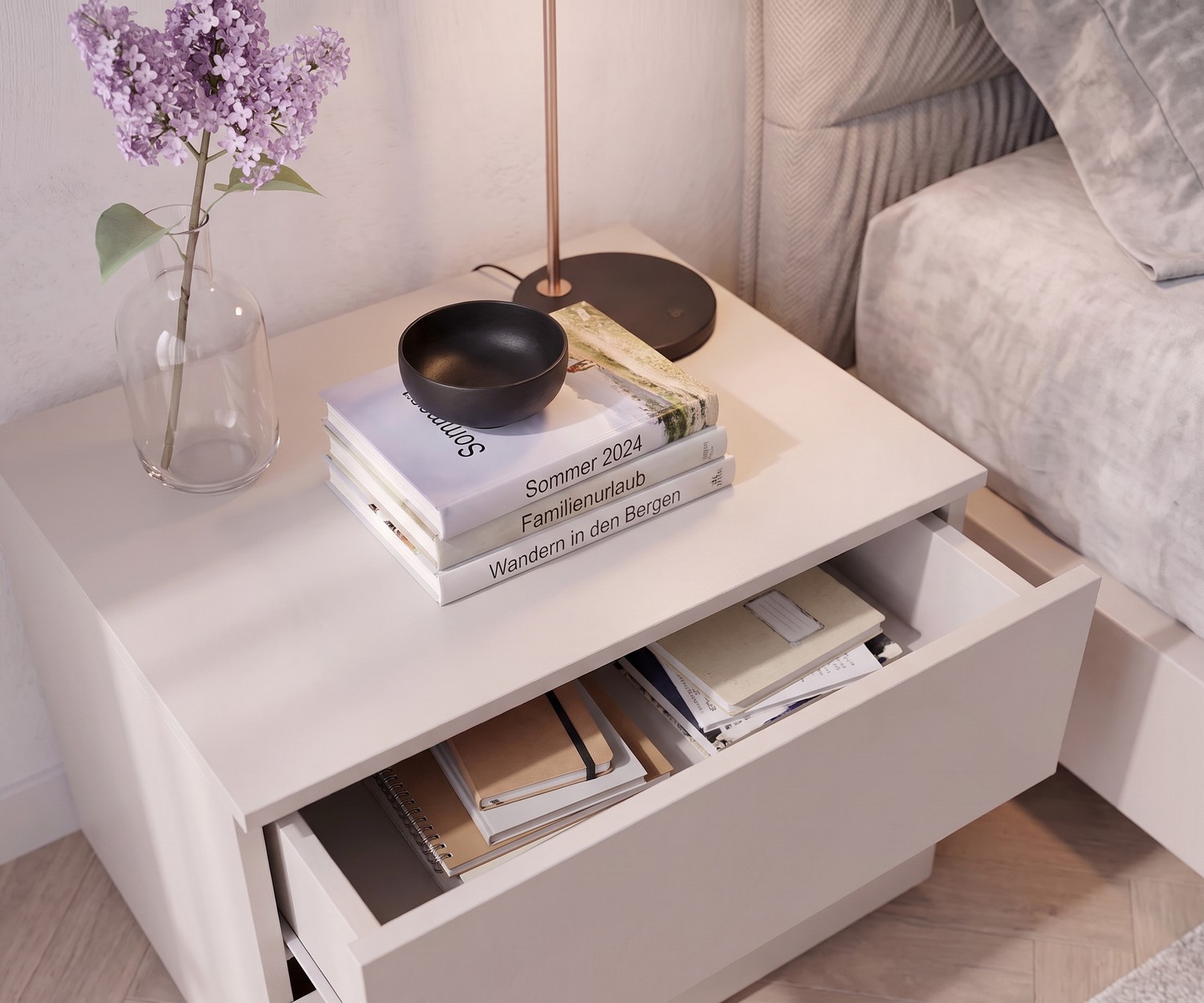 Comodino Livitalia Atena in camera da letto moderna color beige chiaro con un cassetto aperto per fare spazio.