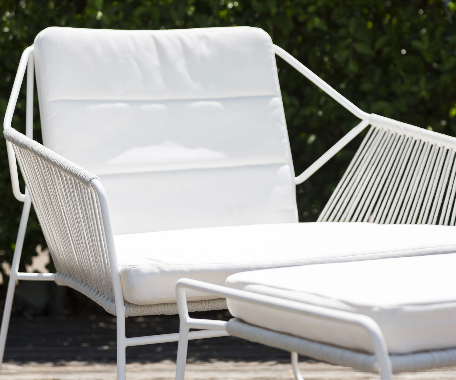 Oasiq Poltrona di design Sandur Schnur con struttura in acciaio inossidabile bianco e rivestimento bianco Oasiq Poltrona di design Sandur Schnur con struttura in acciaio inossidabile bianco e rivestimento bianco