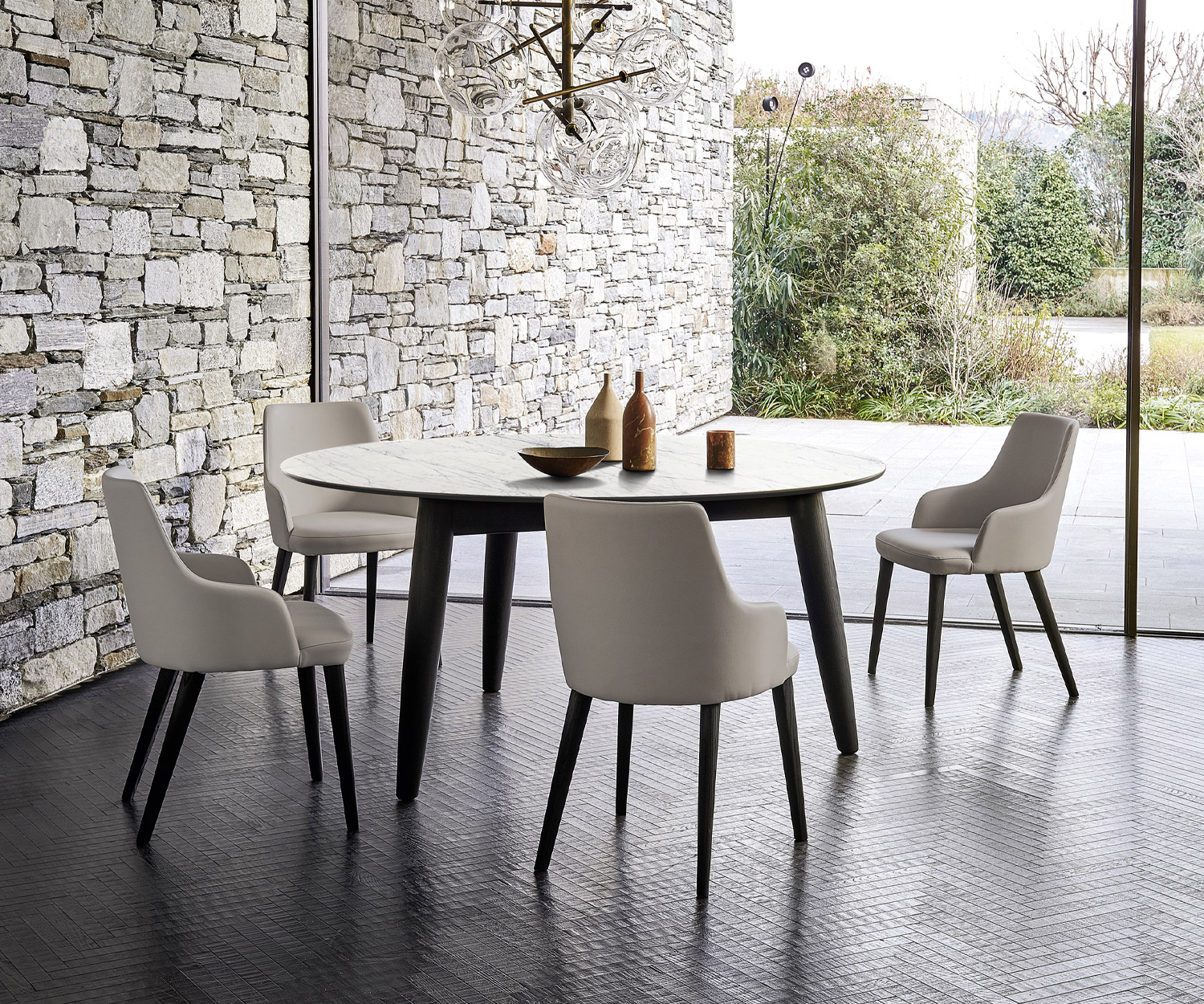 Tavolo da pranzo di design moderno Livitalia Convivio con piano rotondo su gambe solide