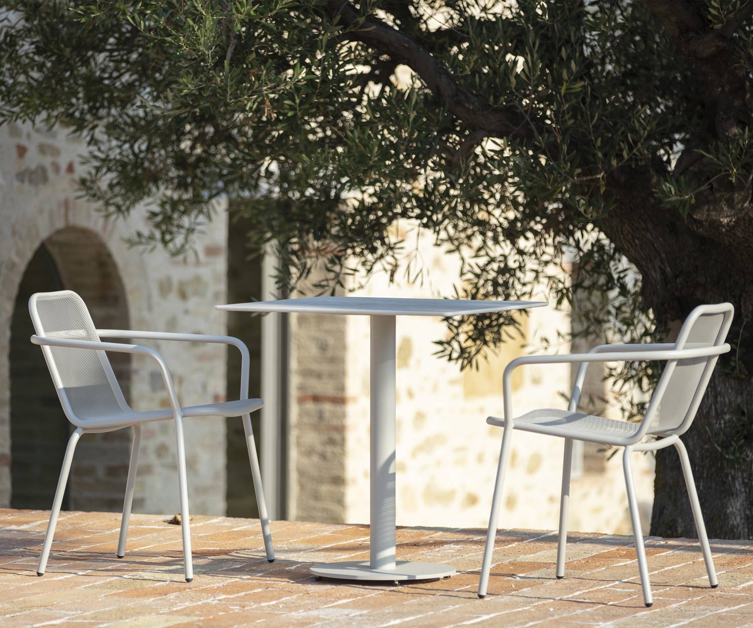 Quadrato Todus Tavolo da giardino di design Branta con 2 sedie in terrazza