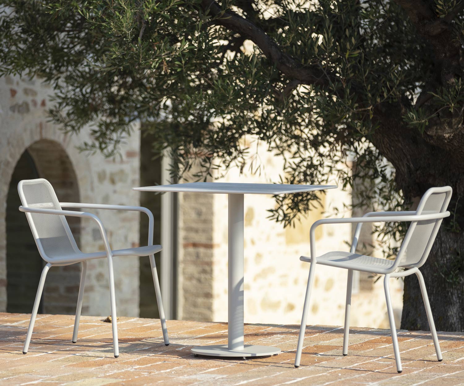 Quadrato Todus Tavolo da giardino di design Branta con 2 sedie in terrazza Quadrato Todus Tavolo da giardino di design Branta con 2 sedie in terrazza