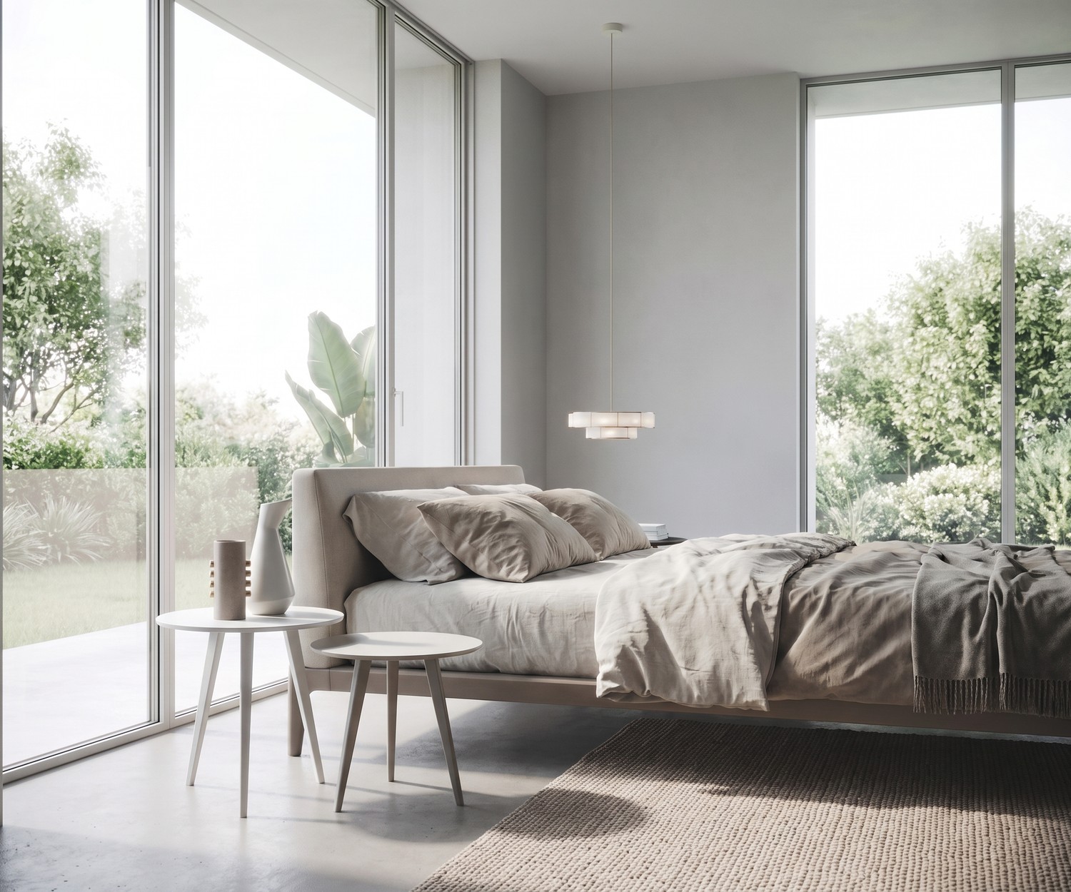 Tavolino Trio di Novamobili come comodino in una camera da letto moderna, tavolino rotondo in legno a tre gambe.
