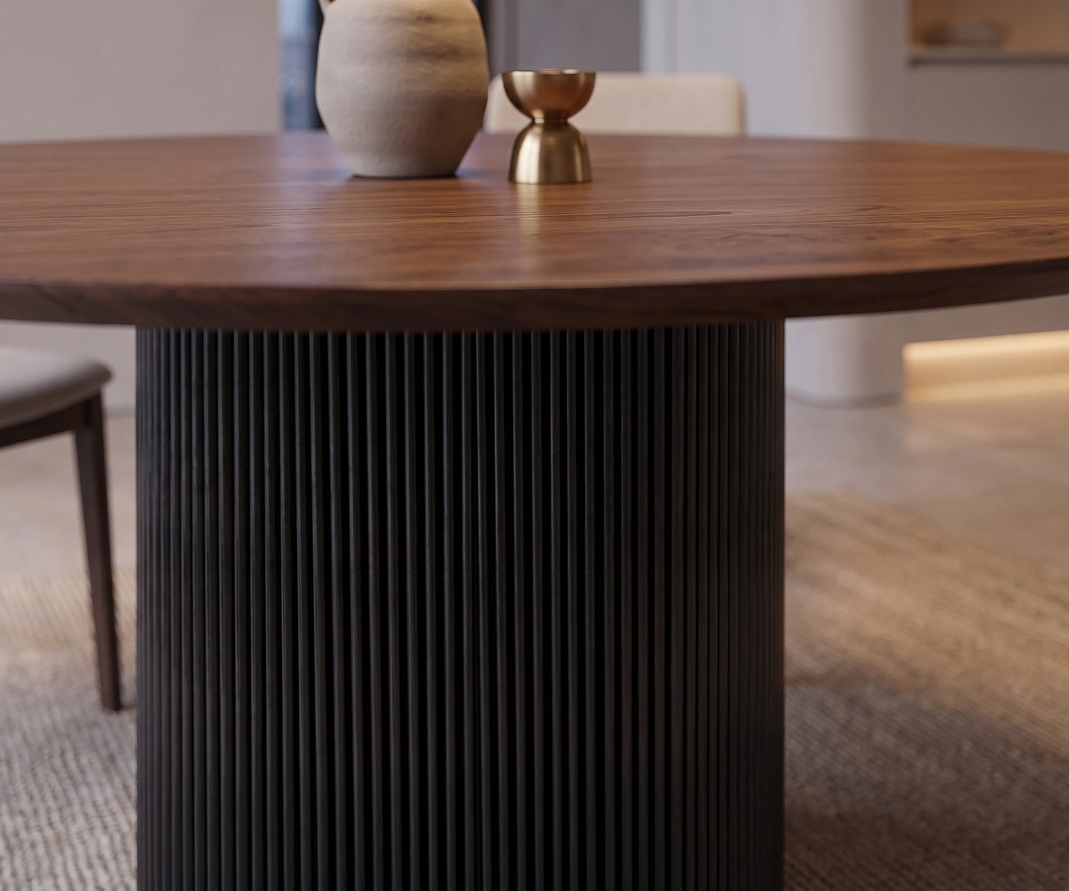 Tavolo da pranzo rotondo al2 dakry br 001 con base scanalata Tavolo da pranzo rotondo al2 dakry br 001 con base centrale scanalata e piano in legno per una sala da pranzo moderna.
