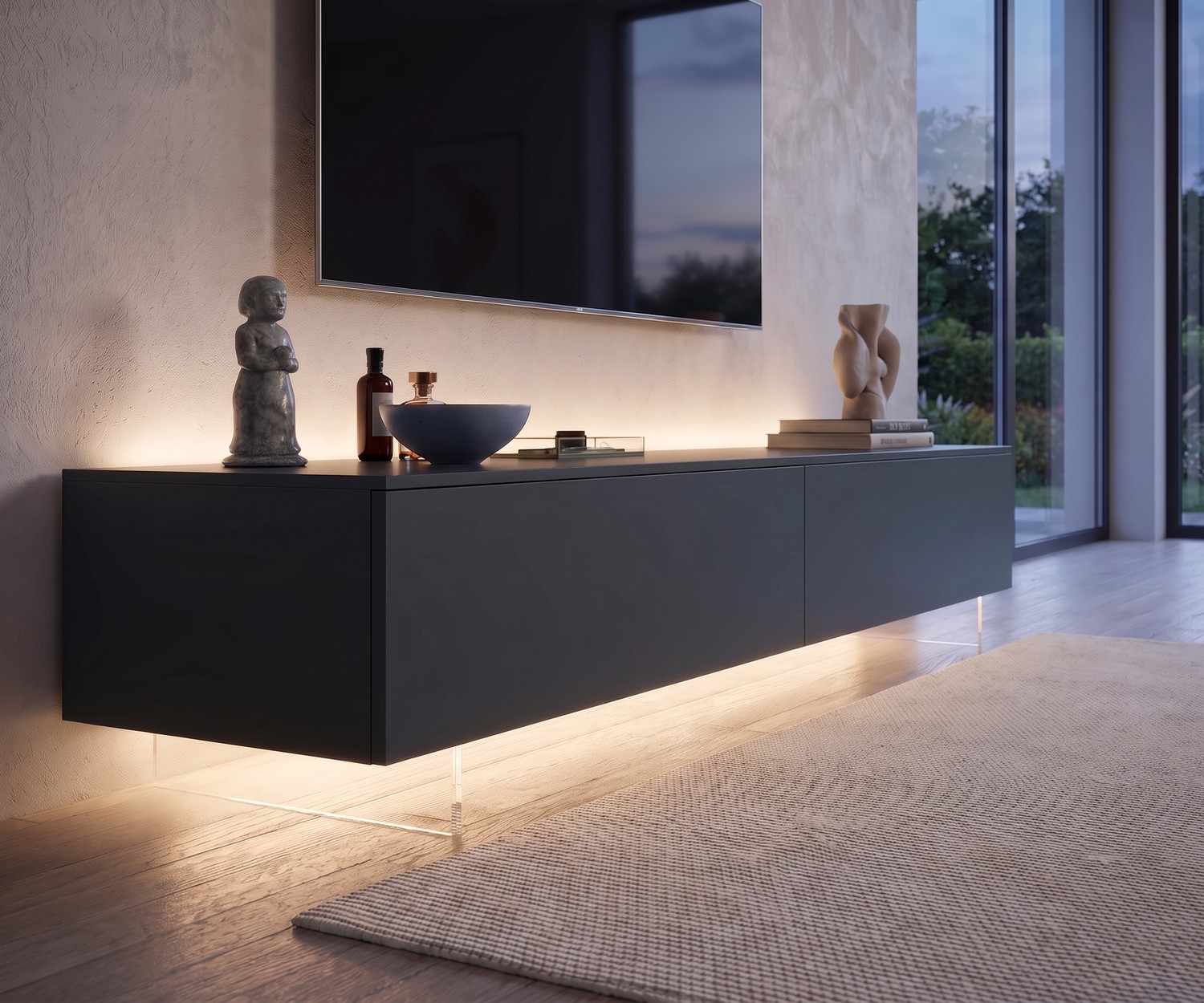 Zoccolo trasparente Livitalia per mobile porta TV per un effetto sospeso nel soggiorno moderno sotto un mobile grigio.