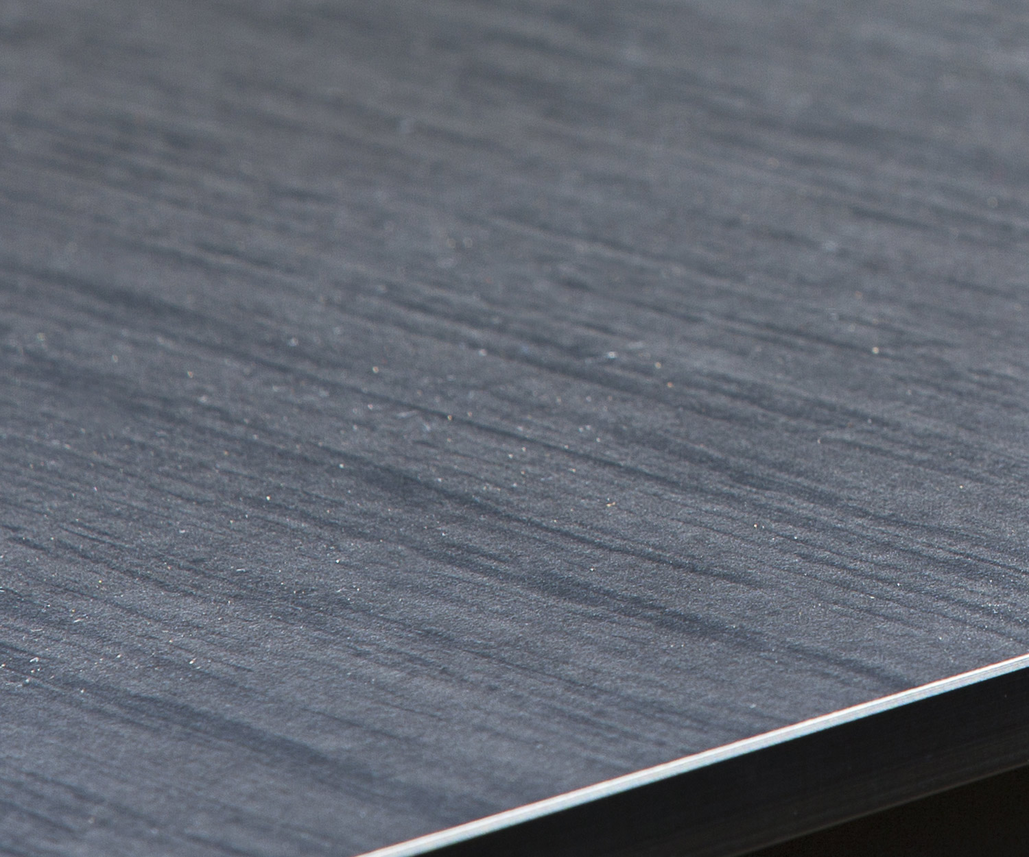 Oasiq Dettaglio del tavolo da giardino Machar Piano in HPL in nero nordico grigio scuro Oasiq Dettaglio del tavolo da giardino Machar Piano in HPL in nero nordico grigio scuro