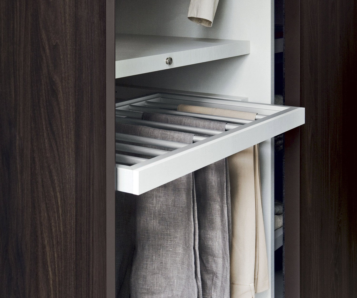 Portapantaloni estraibile Armadi come accessorio per gli armadi Novamobili  Portapantaloni estraibile Armadi come accessorio per gli armadi Novamobili