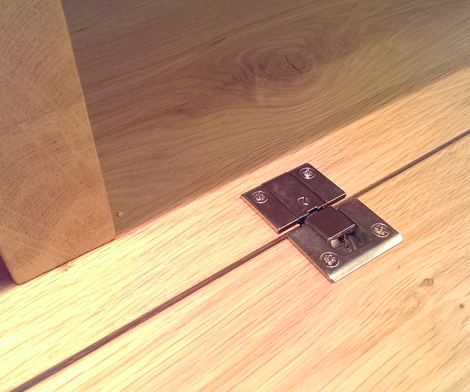 Pensili di alta qualità Livitalia Design C14B Dettaglio con cerniere integrate Pensili di alta qualità Livitalia Design C14B Dettaglio con cerniere integrate