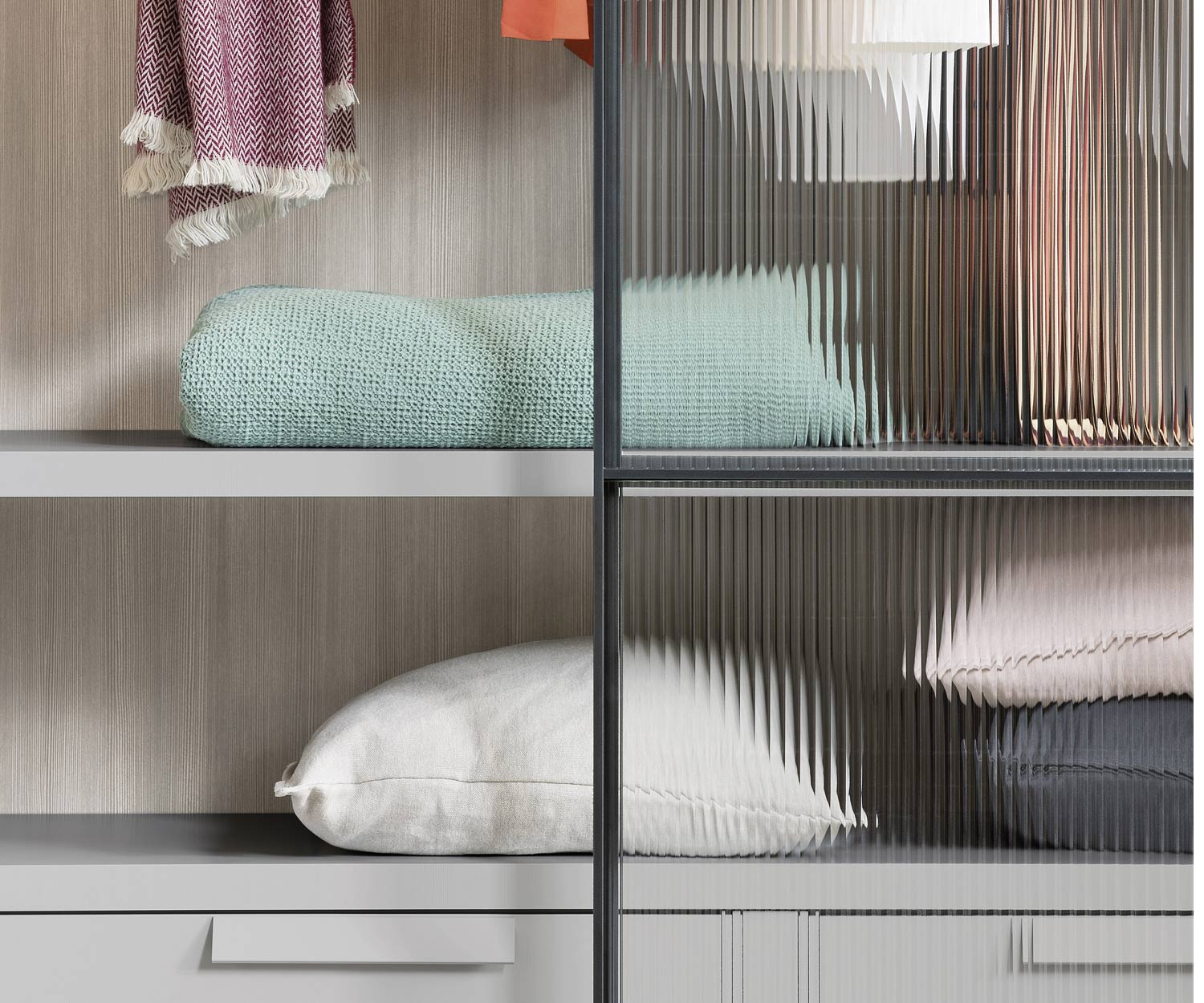 Armadio a strati con ante scorrevoli in vetro di design di alta qualità dall'Italia Armadio a strati con ante scorrevoli in vetro di design di alta qualità dall'Italia