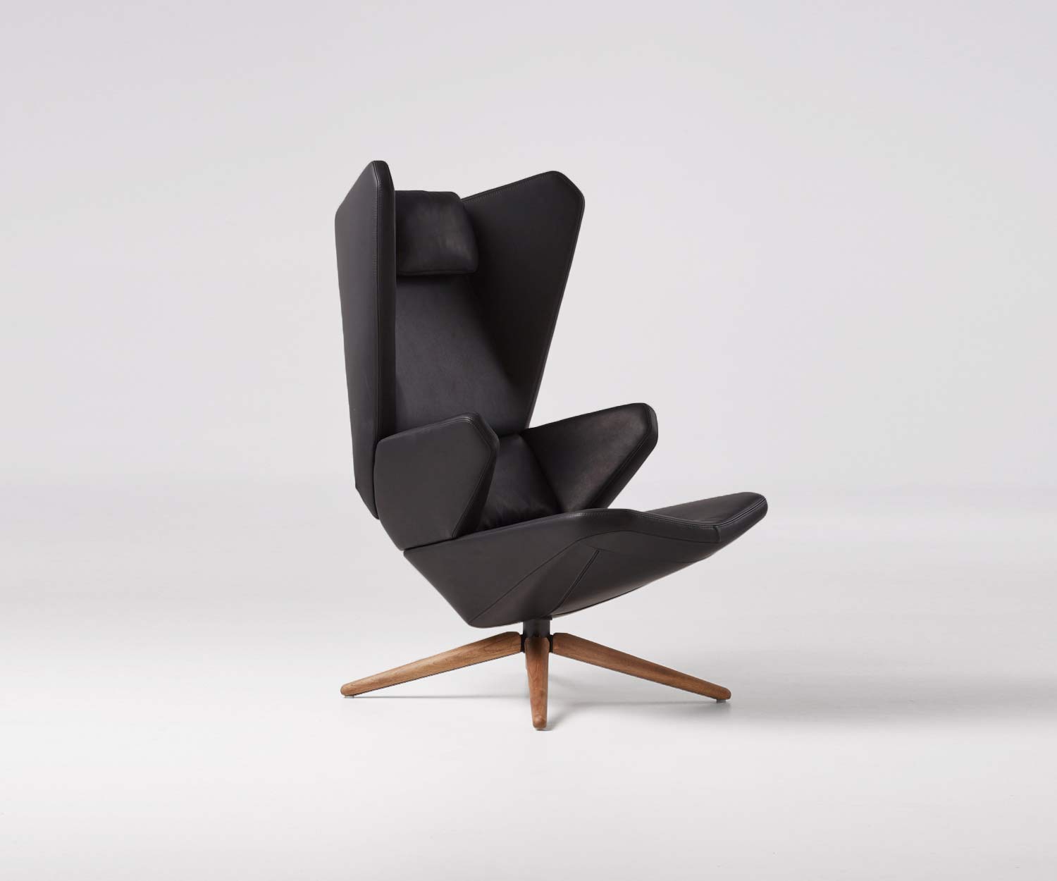 Prostoria Sedia ad ala di design Trifidae in pelle nera Prostoria Sedia ad ala di design Trifidae in pelle nera