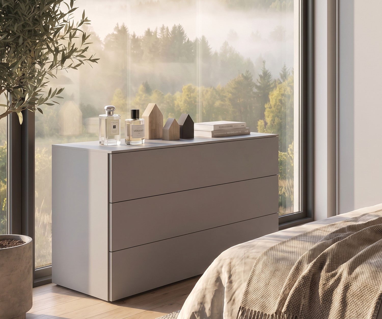 Comò di design grigio chiaro Livitalia Atena Cassettiera Livitalia Atena per camera da letto, comò minimalista grigio chiaro a 3 cassetti vicino alla finestra.
