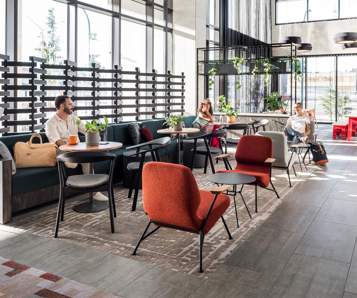 Prostoria Poltrona di design obliqua in giallo in una zona bar Prostoria Poltrona di design obliqua in giallo in una zona bar