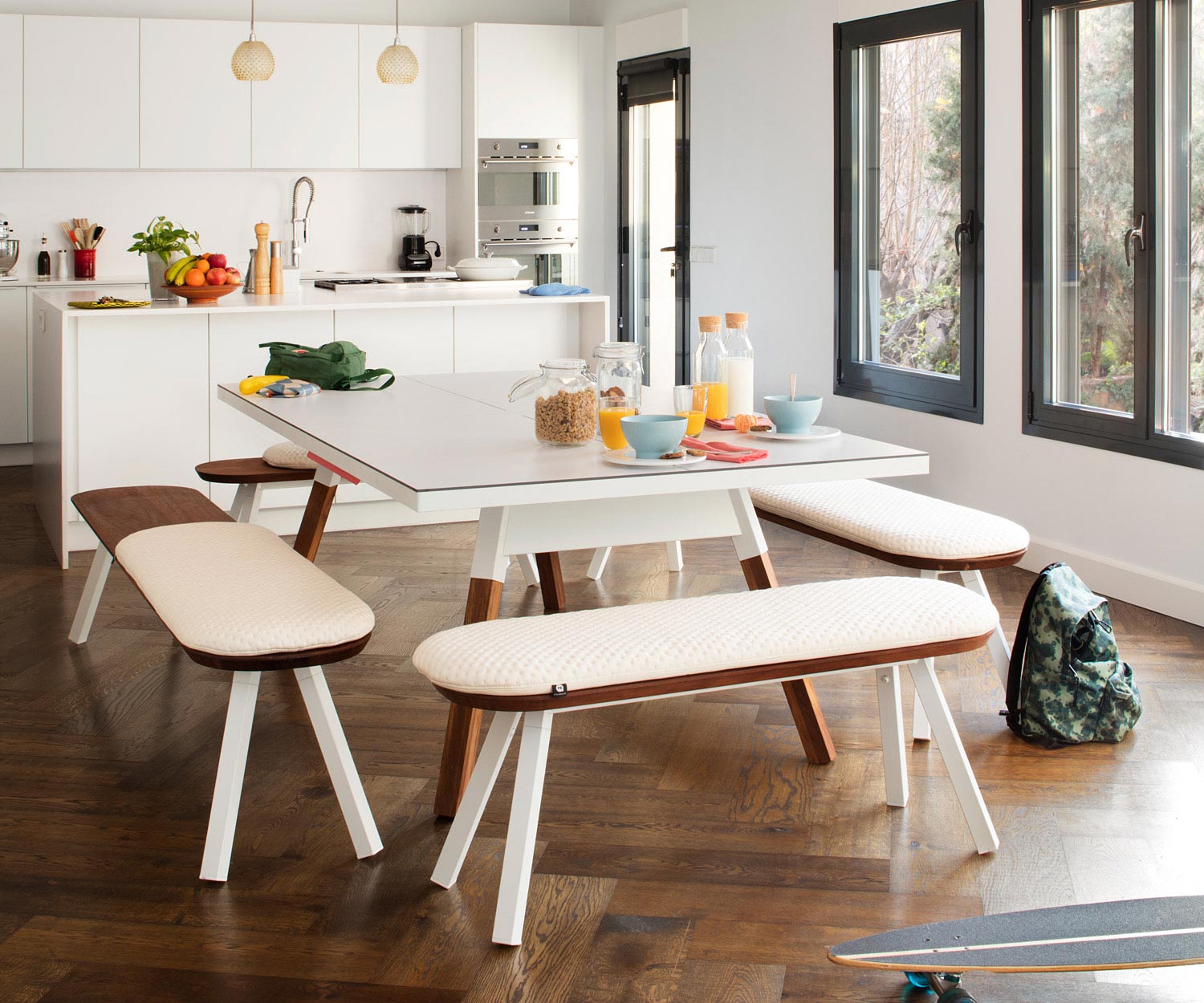 Alta qualità RS Barcelona Ping Pong Bench Indoor bianco con imbottitura Alta qualità RS Barcelona Ping Pong Bench Indoor bianco con imbottitura