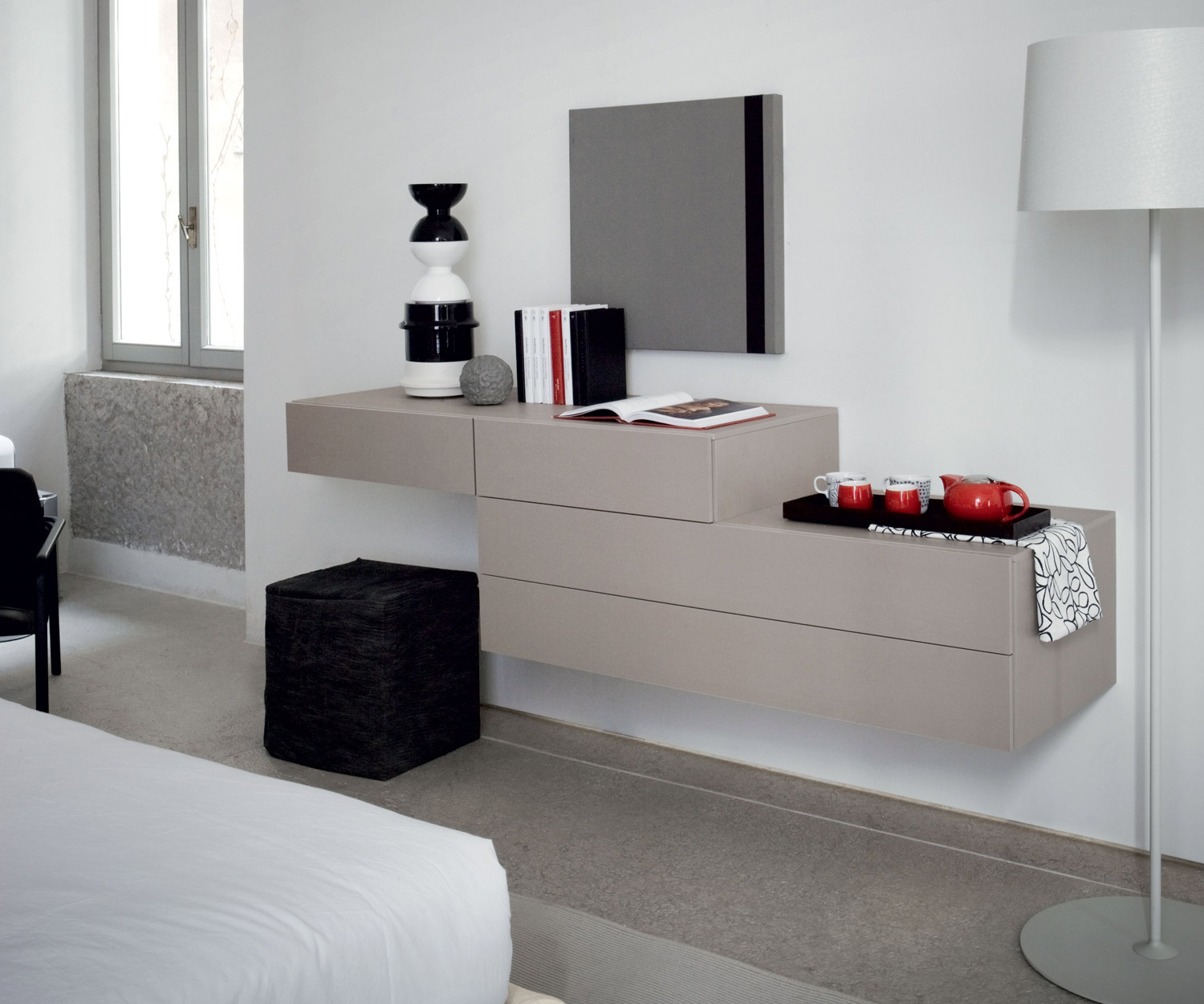Pensile Easy 2 beige opaco abbinato al comodino Easy 1 Pensile Easy 2 beige opaco abbinato al comodino Easy 1