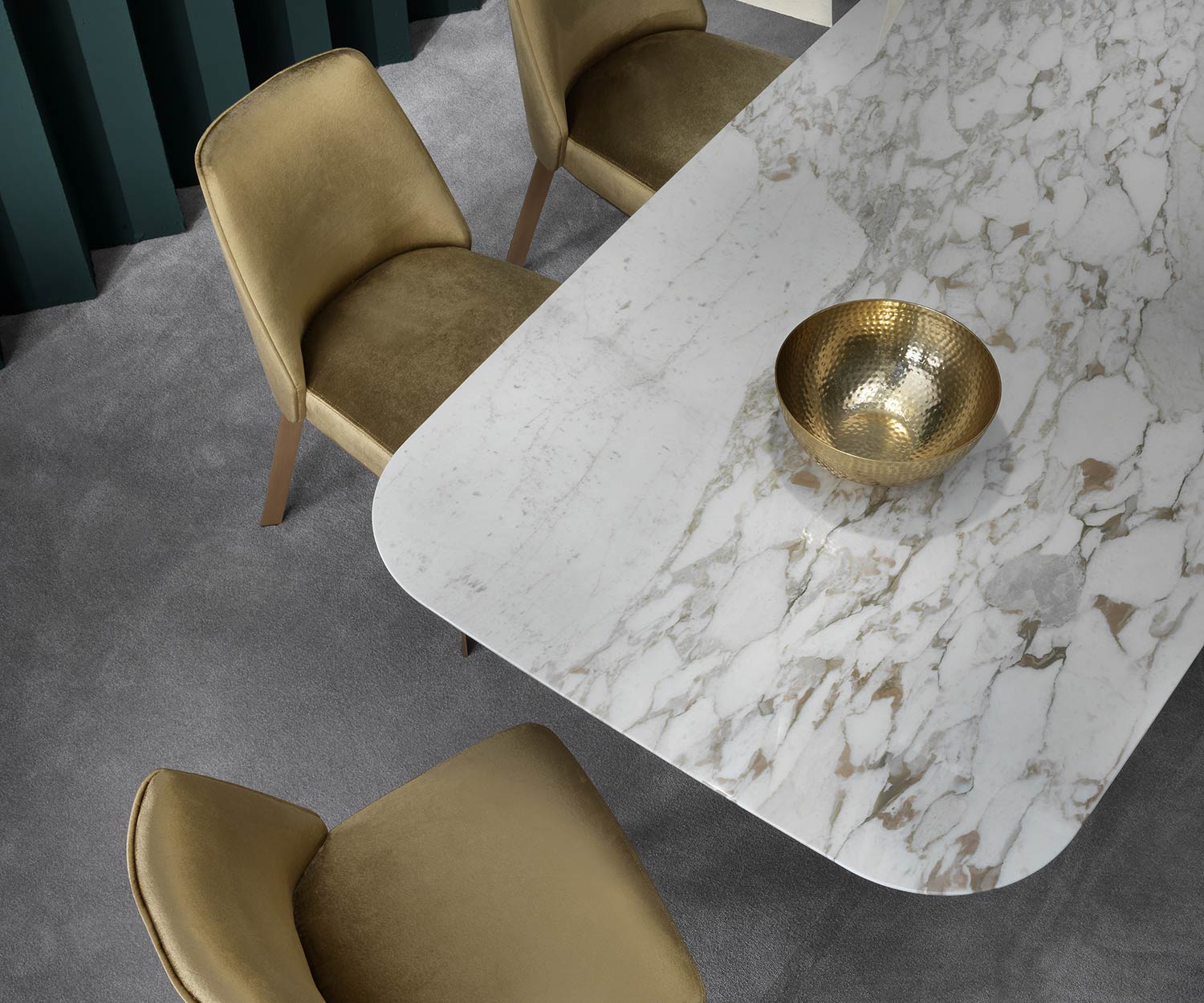 Tavolo da pranzo in marmo di design esclusivo nella sala da pranzo con sedie
