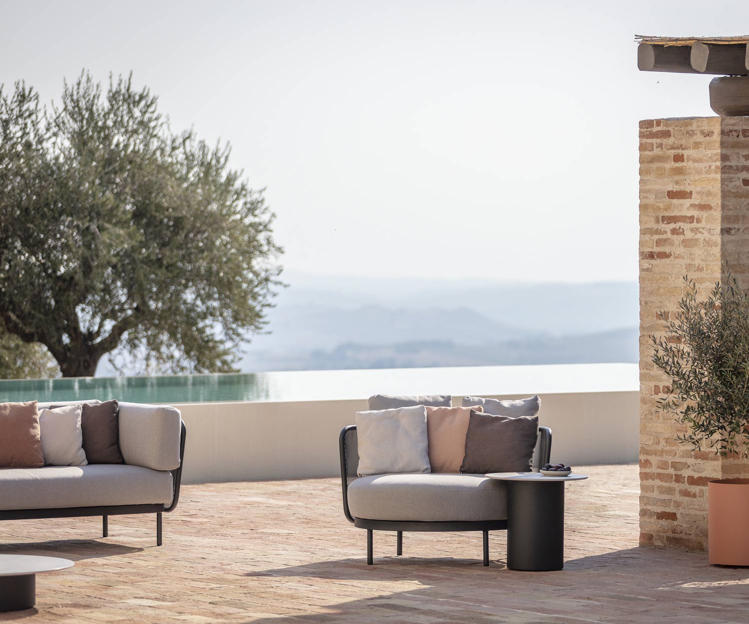 Modern Todus Baza Round Designer Lounge con rivestimento grigio Modern Todus Baza Round Designer Lounge con rivestimento grigio