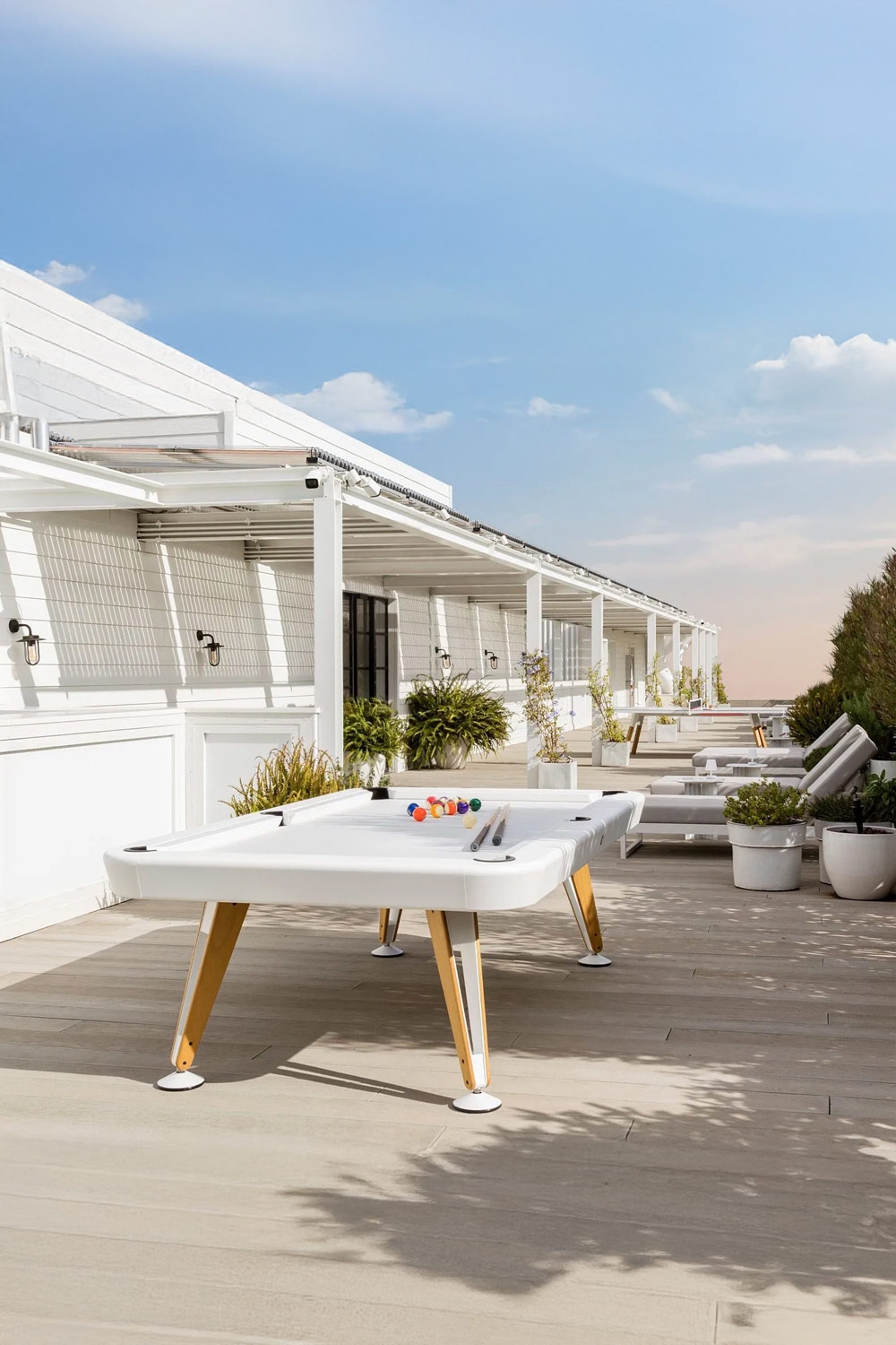 elegante tavolo da biliardo da esterno su una lunga terrazza