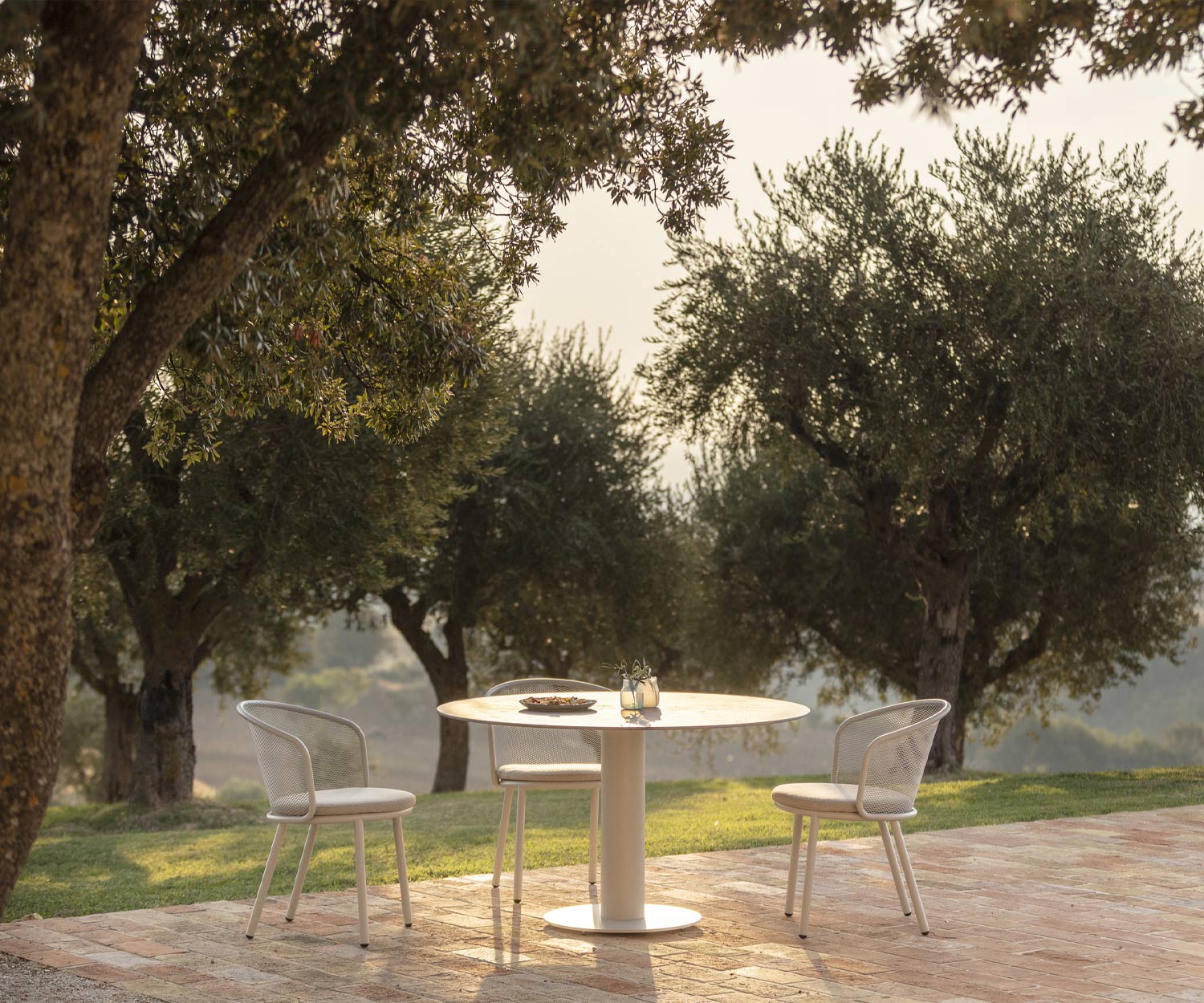 Tavolo da giardino minimalista Todus Branta con set per la colazione sotto gli alberi