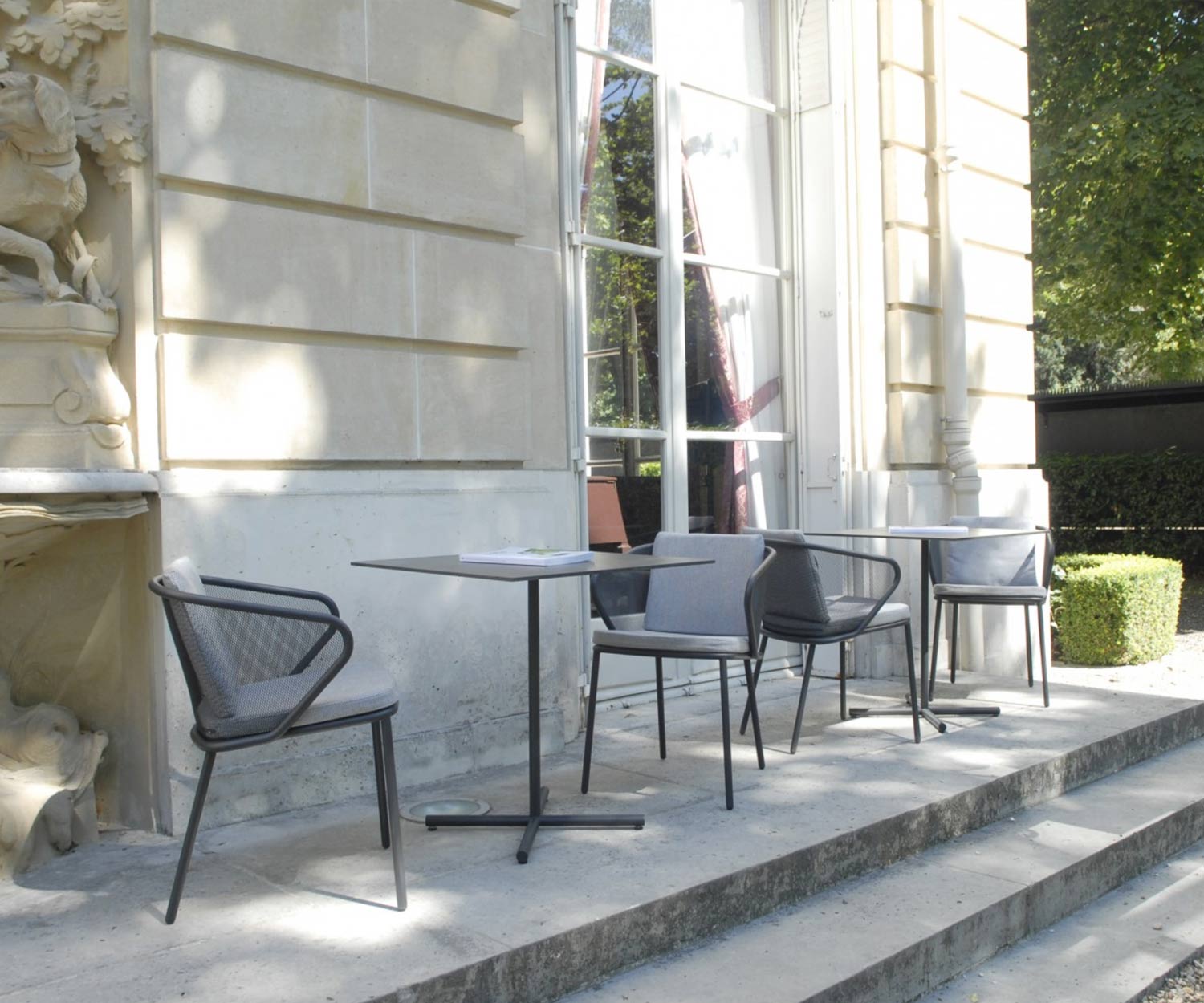 Tavolo da bistrot di design di alta qualità Todus Condor su una terrazza Tavolo da bistrot di design di alta qualità Todus Condor su una terrazza