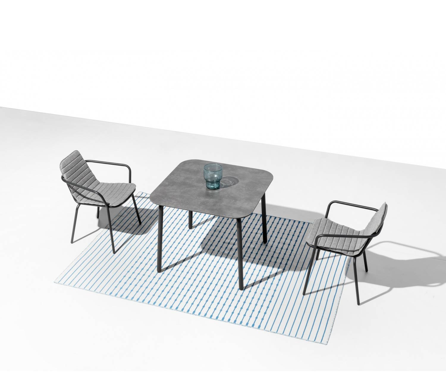 Tavolo da giardino Starling di design quadrato in grigio scuro con angoli arrotondati
