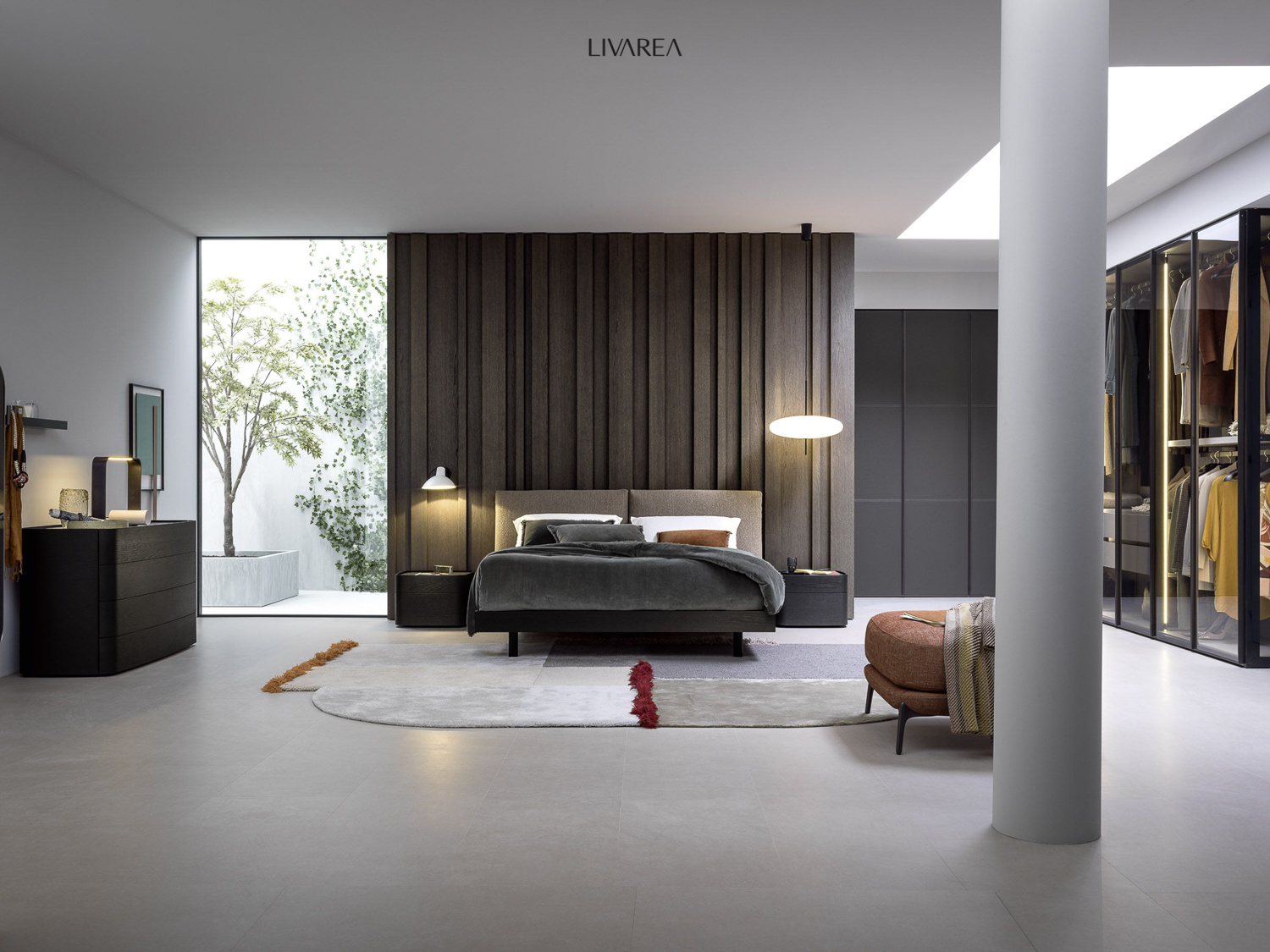 Pensile dal design compatto con base flottante trasparente Cassettiera con vano a giorno, pannello inferiore impiallacciato Pensile dal design compatto con base flottante trasparente Cassettiera con vano a giorno, pannello inferiore impiallacciato