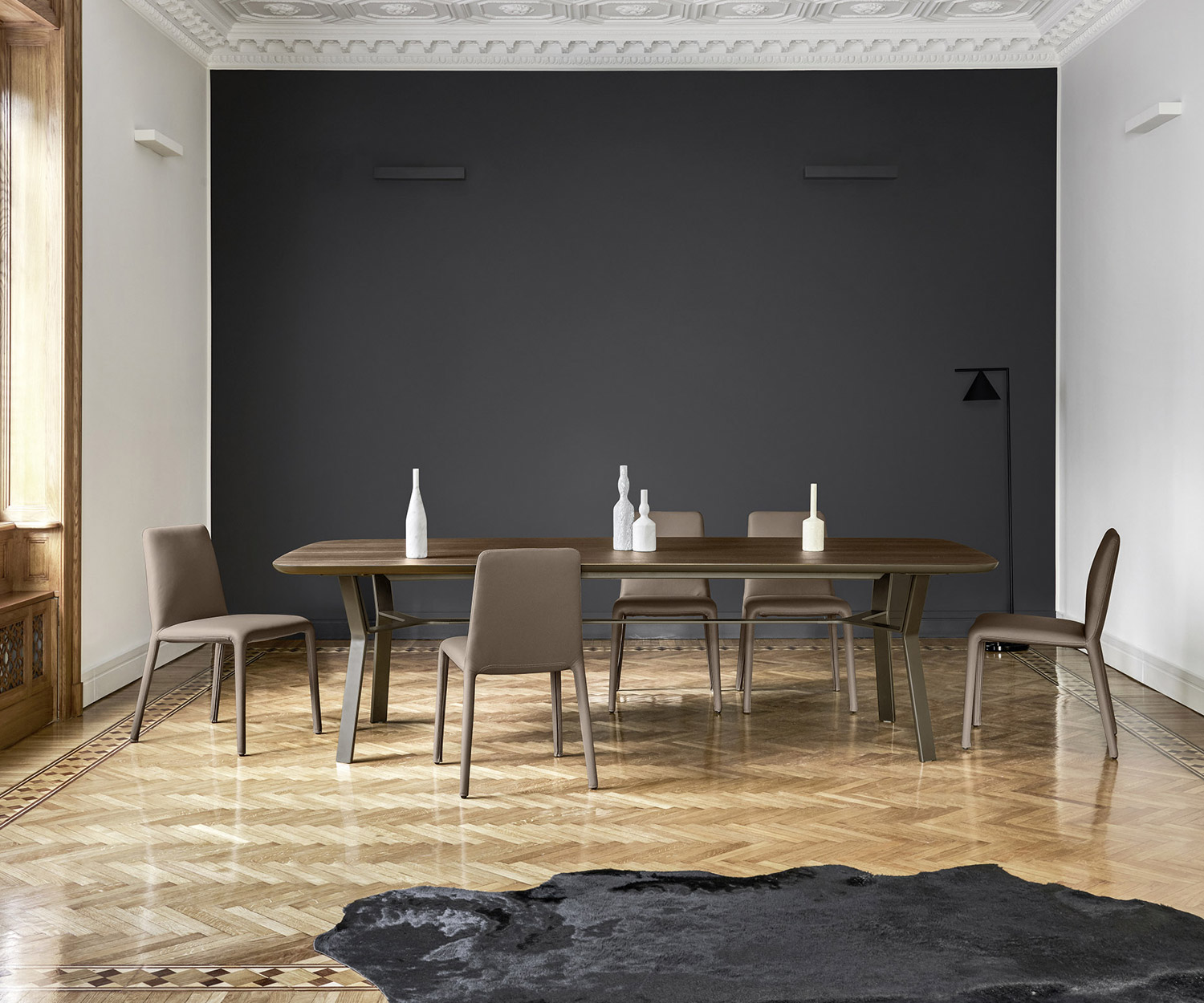 Esclusivo Livitalia Tavolo da pranzo in ferro con piano rettangolare e struttura in metallo con sedie da pranzo