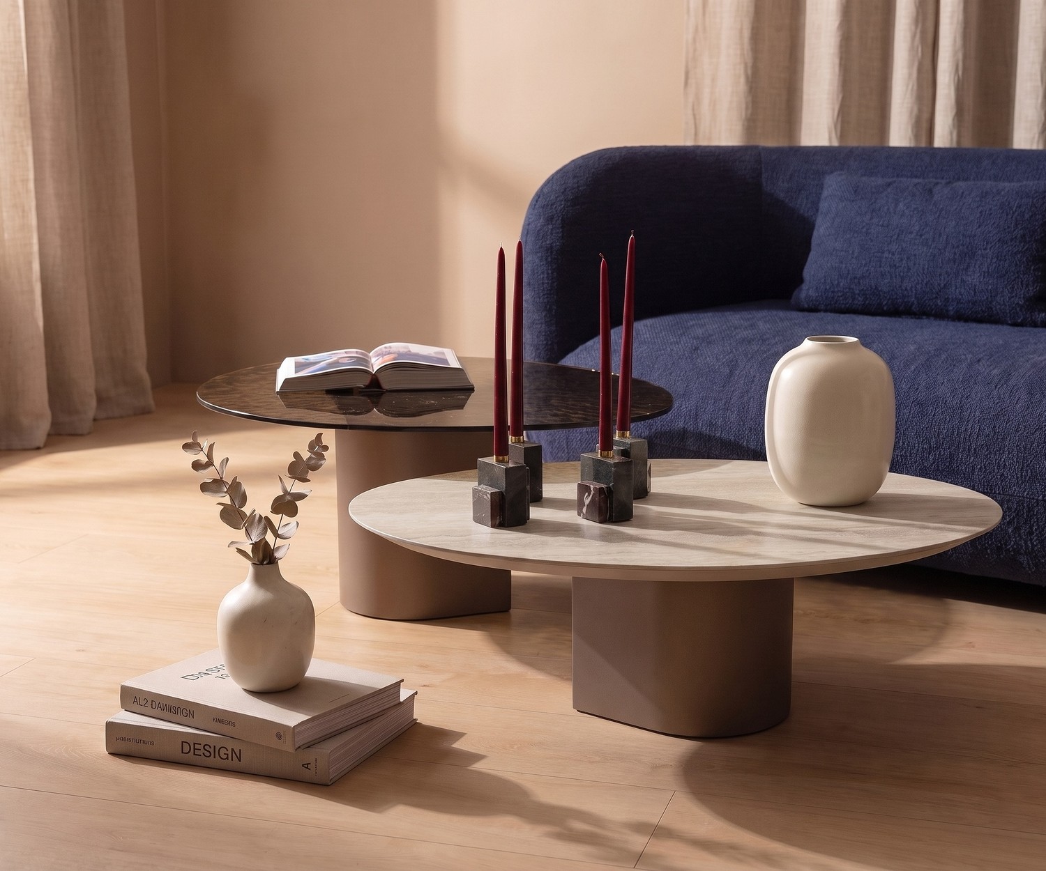 Tavolino da salotto al2 dakry 006, set di tavolini organici con piano in ceramica davanti a un divano blu in stile moderno