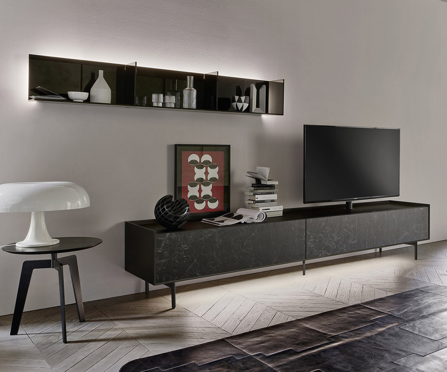 Mensola in vetro illuminata di Livitalia con tre scomparti sopra una credenza di design con TV. Mensola in vetro illuminata di Livitalia con tre scomparti sopra una credenza di design con TV.