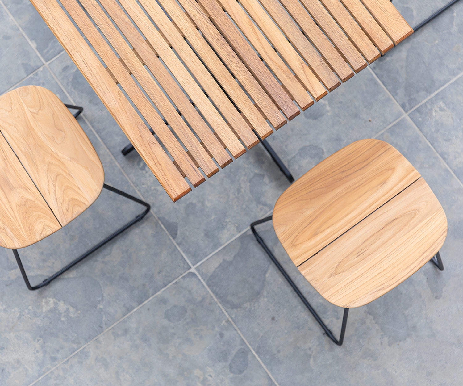 Resistente alle intemperie Oasiq Sedia da bar di design Bryggen con tavolo da giardino sul balcone