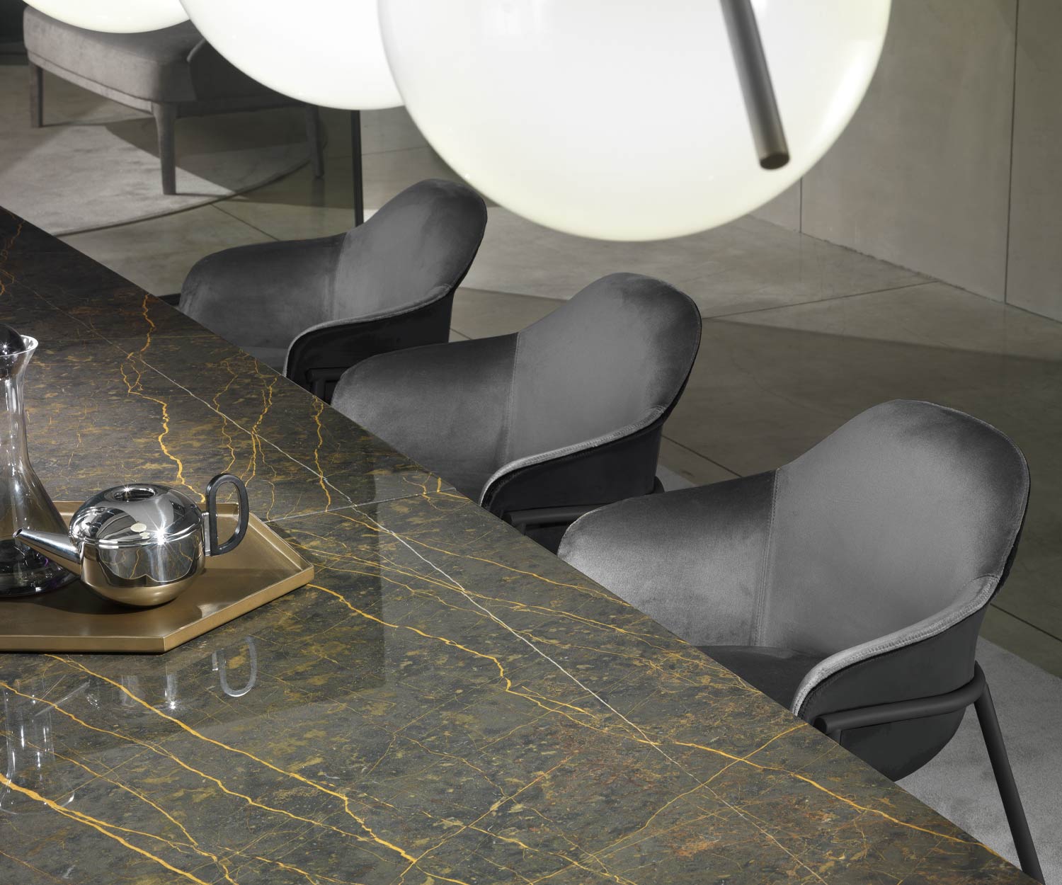 Poltrona confortevole di Marelli nella sala conferenze, rivestimento grigio Poltrona confortevole di Marelli nella sala conferenze, rivestimento grigio