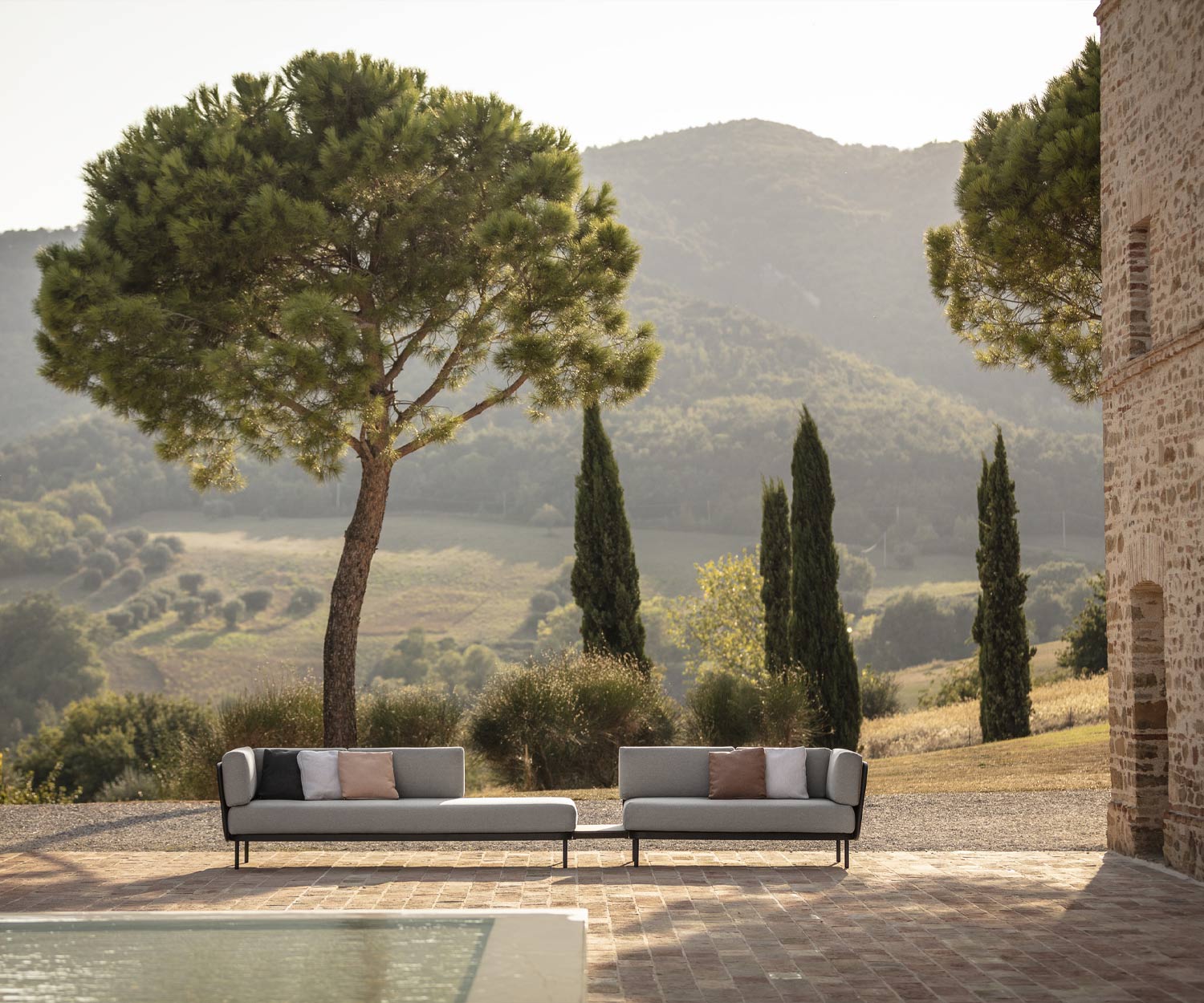 Todus Divano di design per esterni Baza su una terrazza mediterranea Todus Divano di design per esterni Baza su una terrazza mediterranea