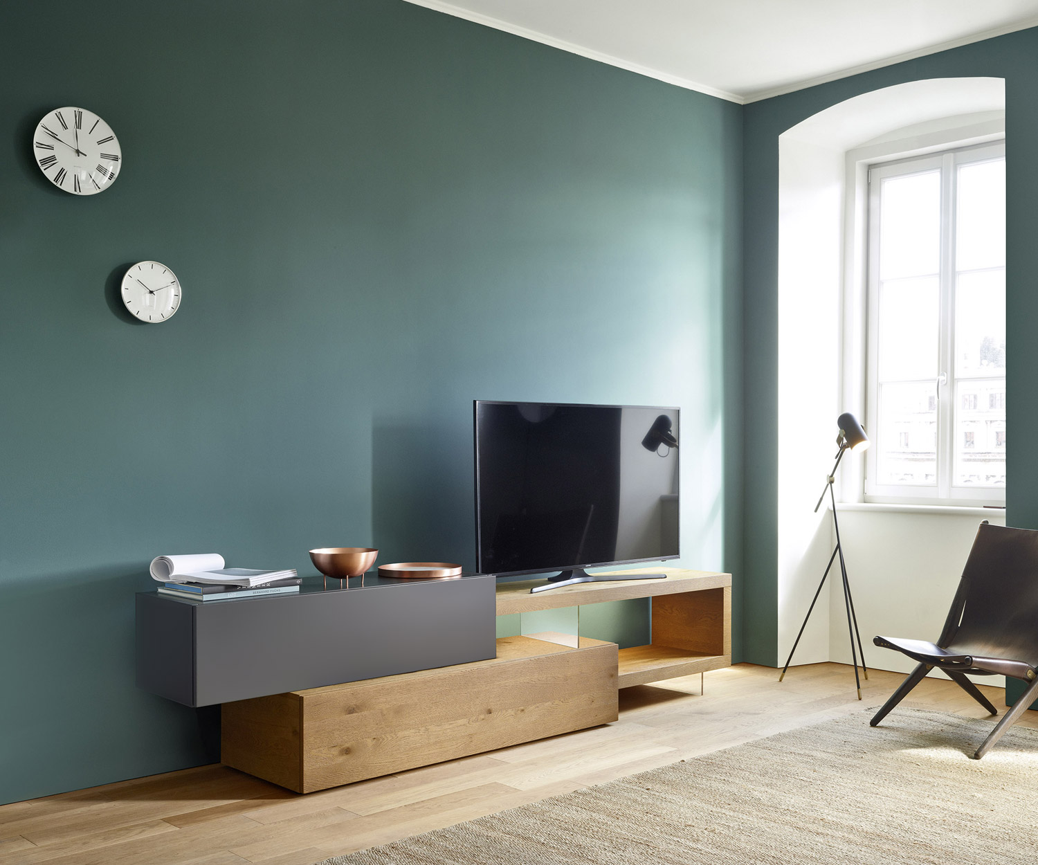 Moderno pensile TV di design C32 di Livitalia per ambienti stretti con ante a battente su 2 mobili Moderno pensile TV di design C32 di Livitalia per ambienti stretti con ante a battente su 2 mobili
