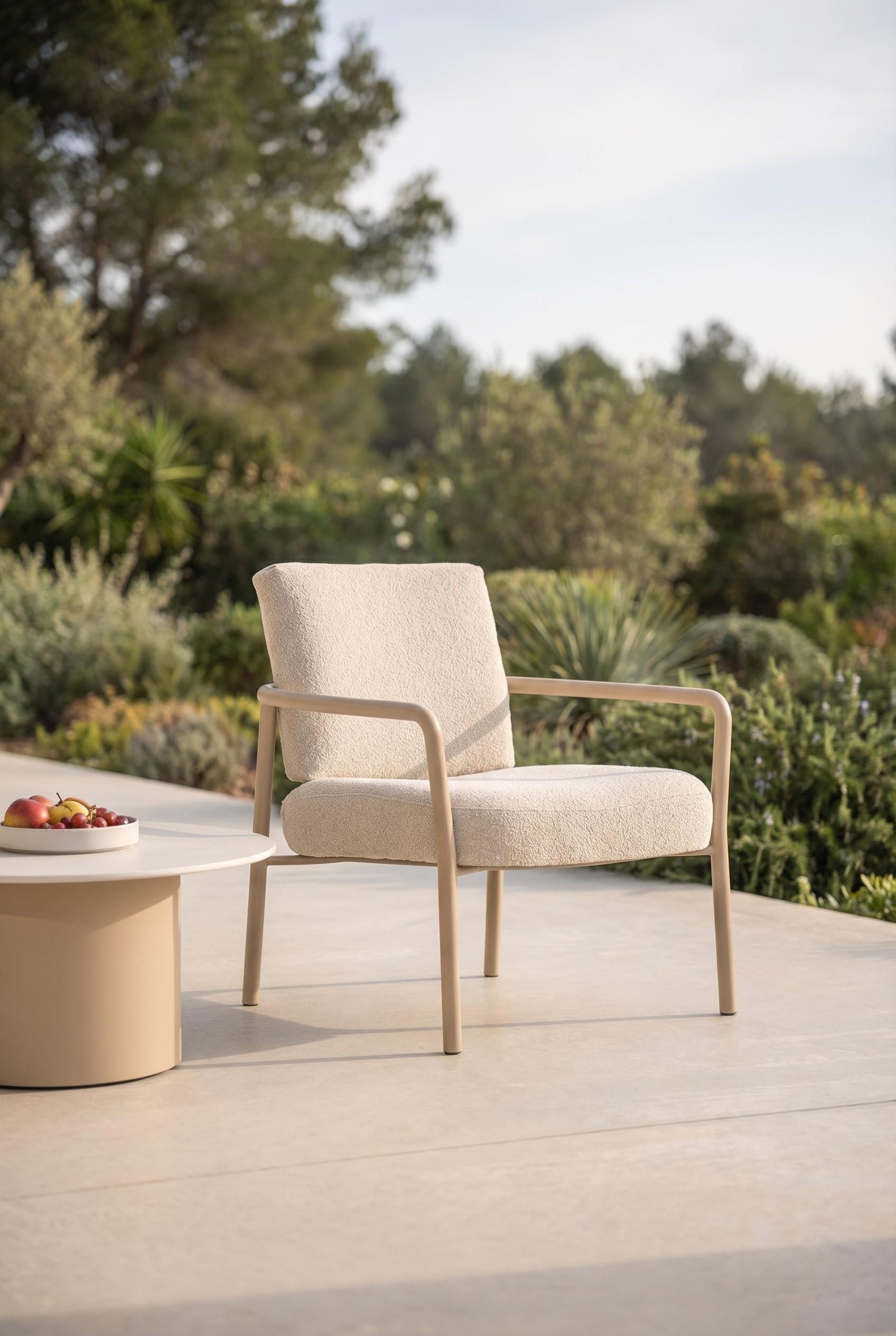 Accogliente poltrona lounge per esterni con morbido tessuto bouclé Accogliente poltrona lounge per esterni con morbido tessuto bouclé