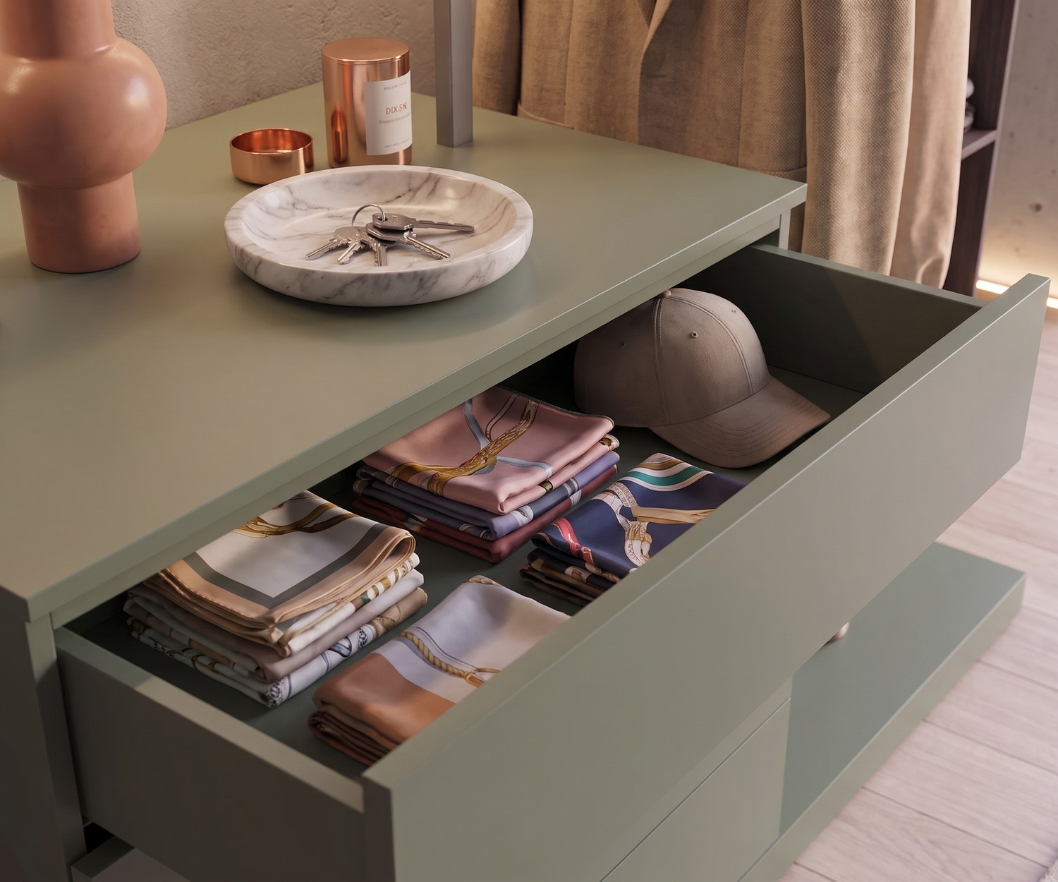 Cassettiera Easy 4 con appendiabiti verde Cassettiera da ingresso Easy 4 con appendiabiti Novamobili in verde, cassetto aperto per accessori, design moderno.