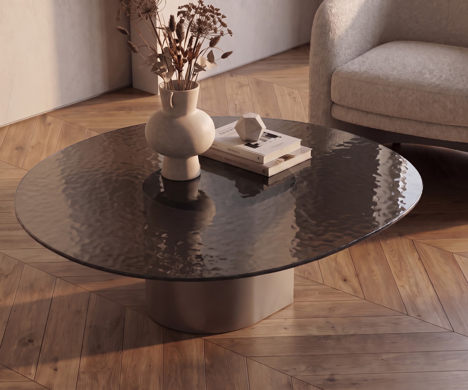 Tavolino da salotto al2 dakry 006, piano in vetro scuro strutturato e base beige, in un soggiorno in stile minimalista.