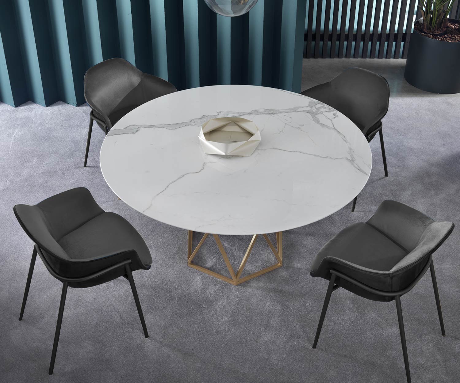 Accogliente poltrona nella sala da pranzo con tavolo in marmo disposto come un ensemble di 4 persone