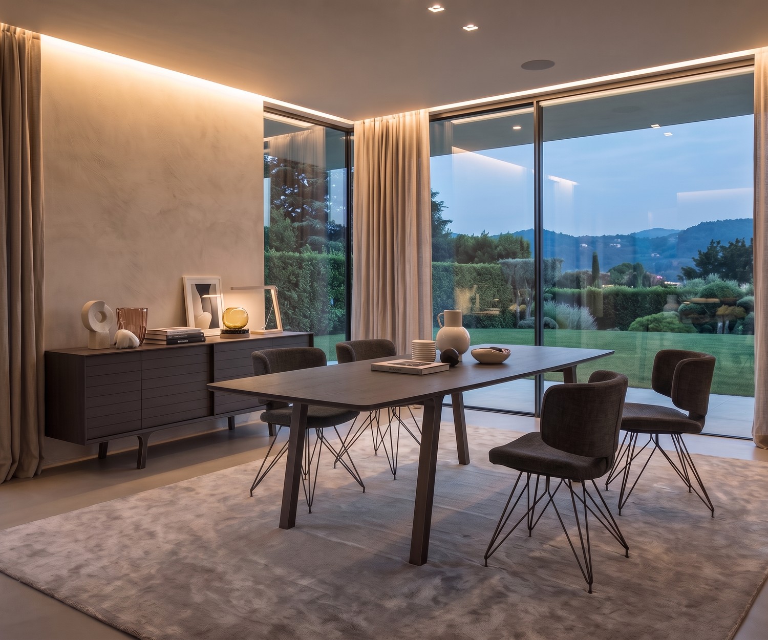 Tavolo da pranzo al2 mobius 001 in legno per cenare in una sala da pranzo moderna con grandi vetrate e sedie di design.
