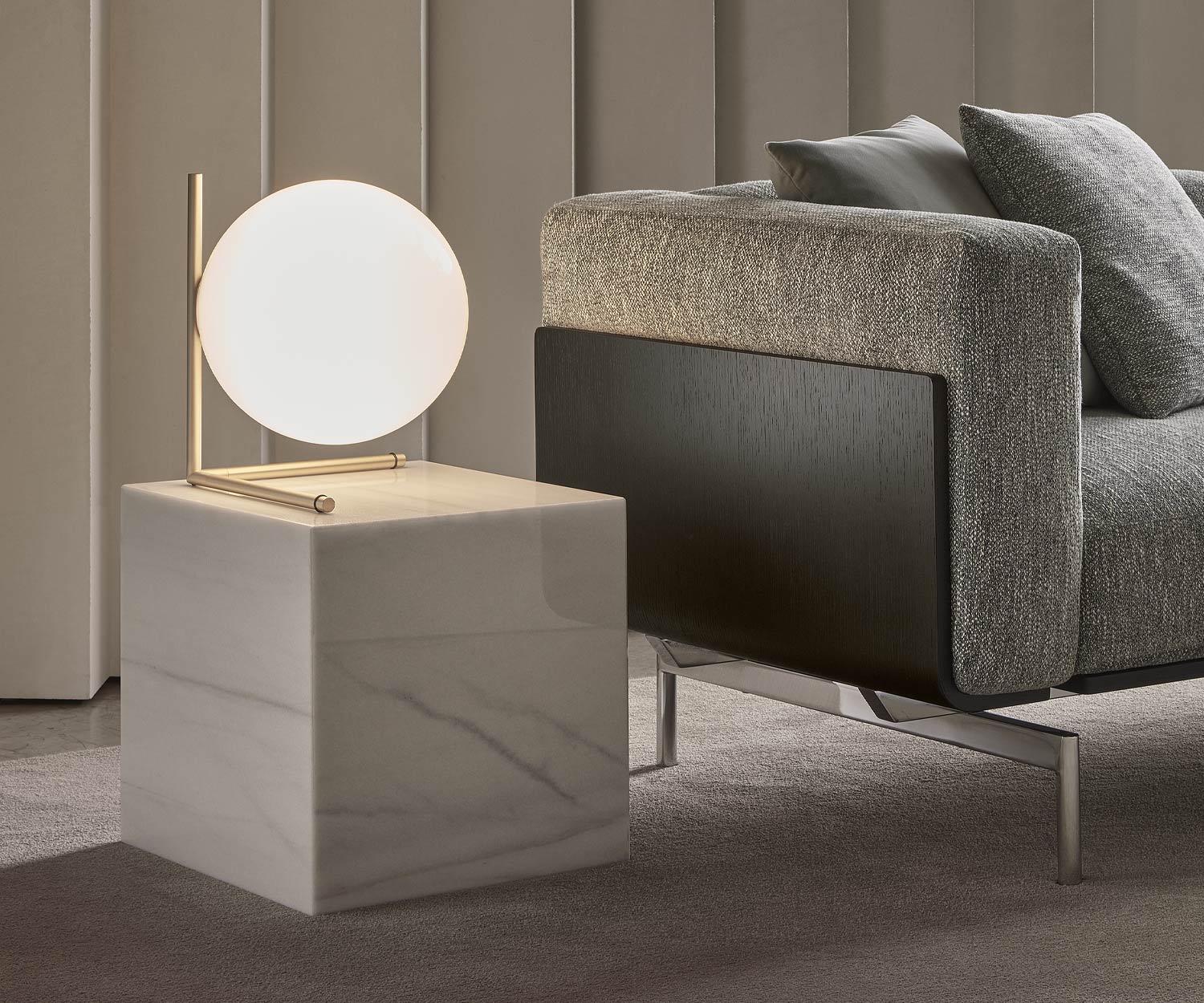 Esclusivo Marelli Tavolino Thor accanto al divano in marmo bianco di Carrara Esclusivo Marelli Tavolino Thor accanto al divano in marmo bianco di Carrara