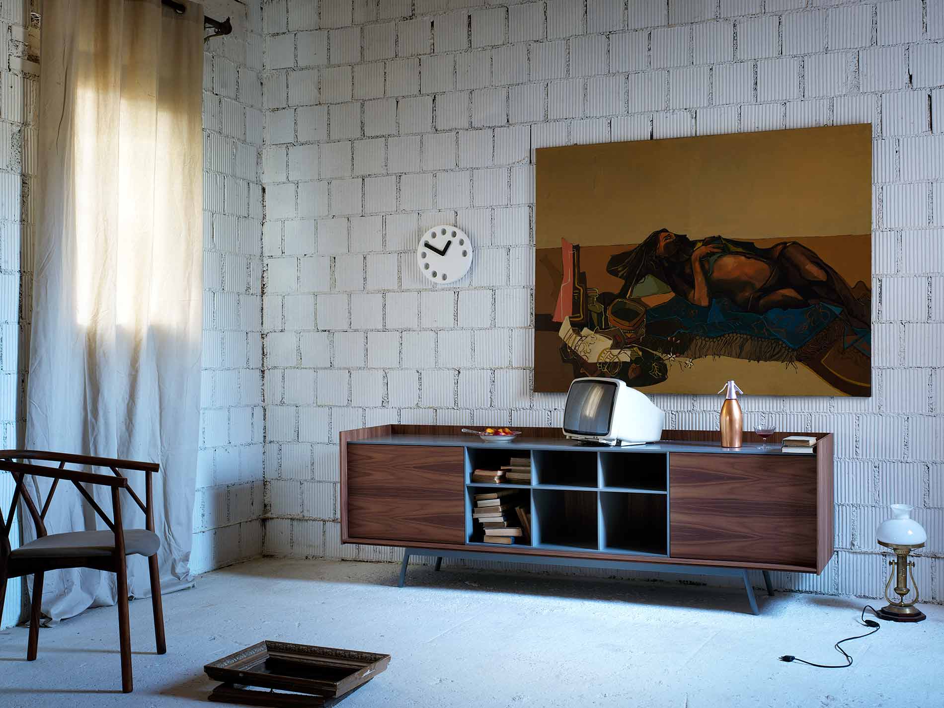 Credenza in legno dal design aperto
