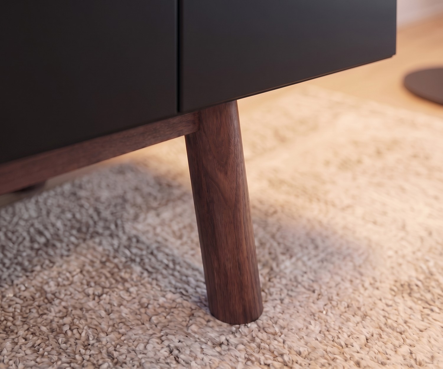 Madia di design al2 MOS-I-KO 003 B per il soggiorno, dettaglio della gamba in legno massello e struttura scura opaca.