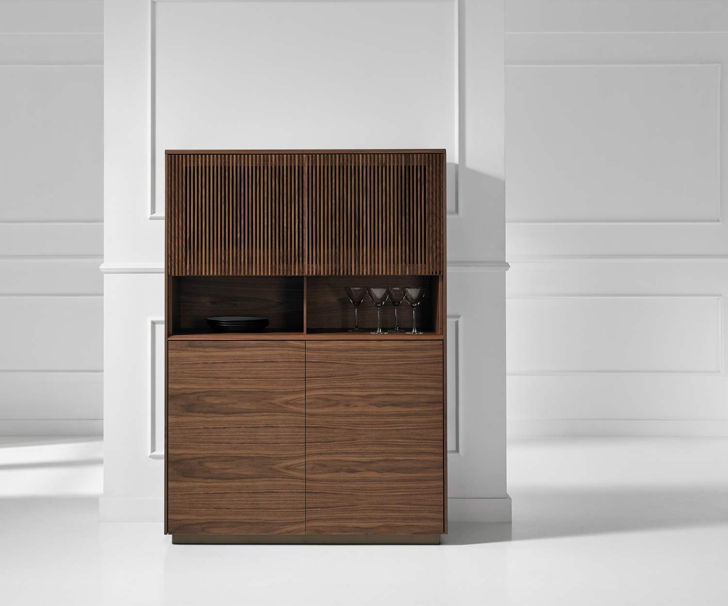 Credenza dal design elegante Punt Malmö con ante a ribalta impiallacciate in noce Credenza dal design elegante Punt Malmö con ante a ribalta impiallacciate in noce