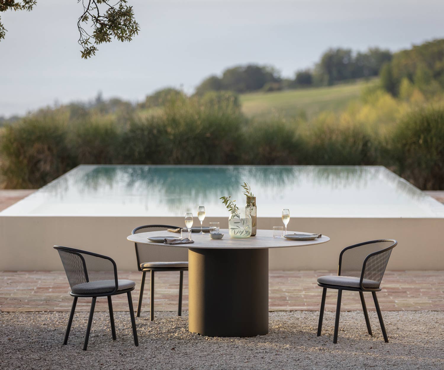 Todus Sedia Baza per il giardino con tavolino a bordo piscina Todus Sedia Baza per il giardino con tavolino a bordo piscina