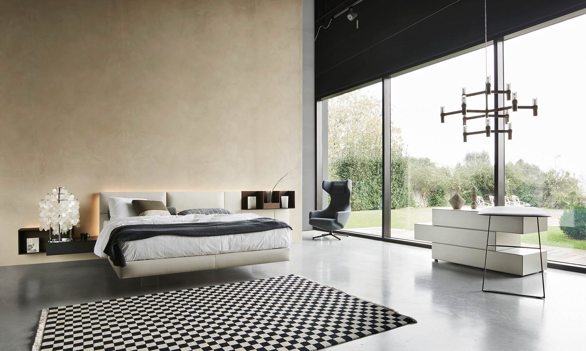 Letto galleggiante in pelle con base in vetro