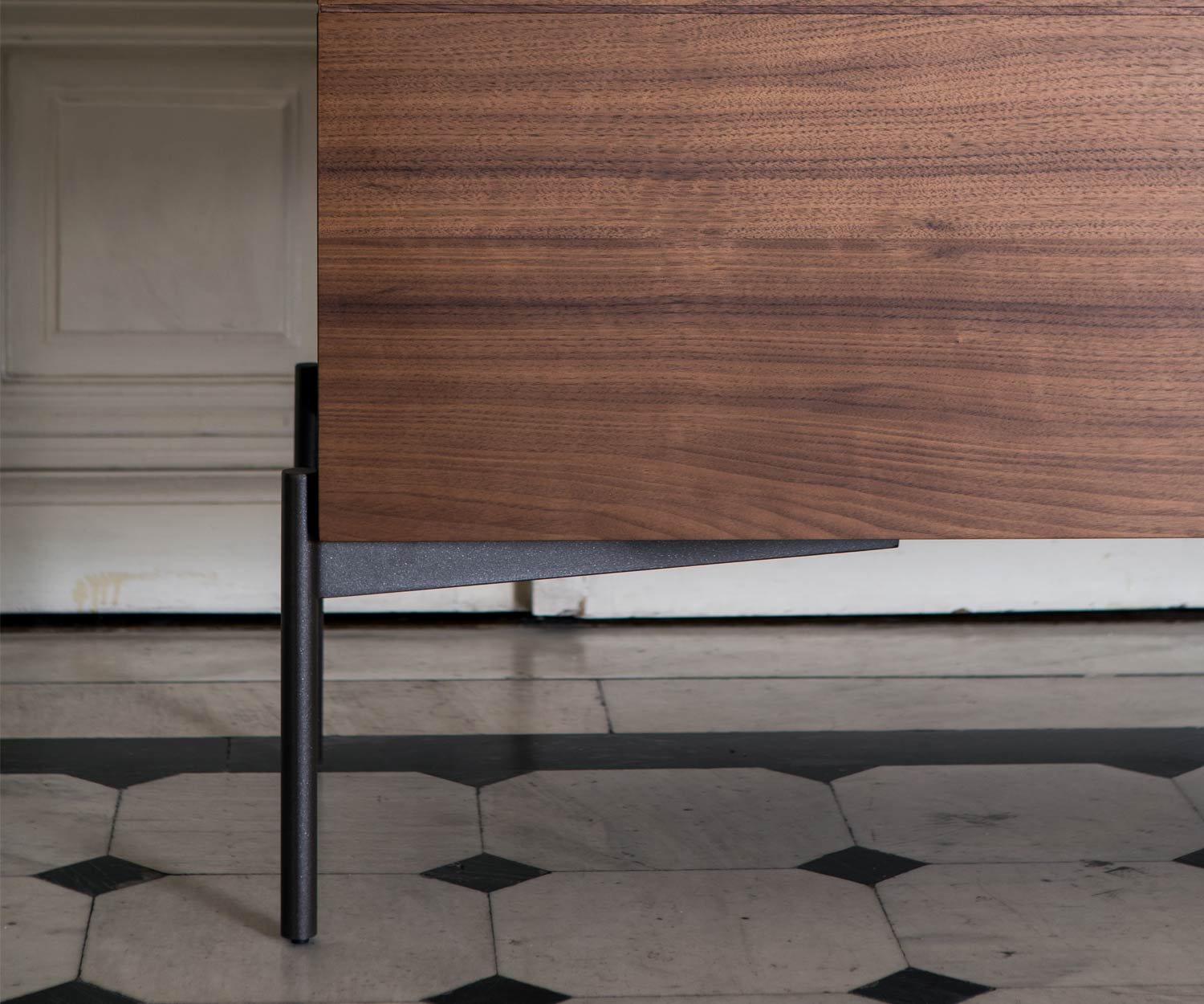 Credenza di design di alta qualità da al2 Particolare base in metallo con modanature in noce massiccio Credenza di design di alta qualità da al2 Particolare base in metallo con modanature in noce massiccio