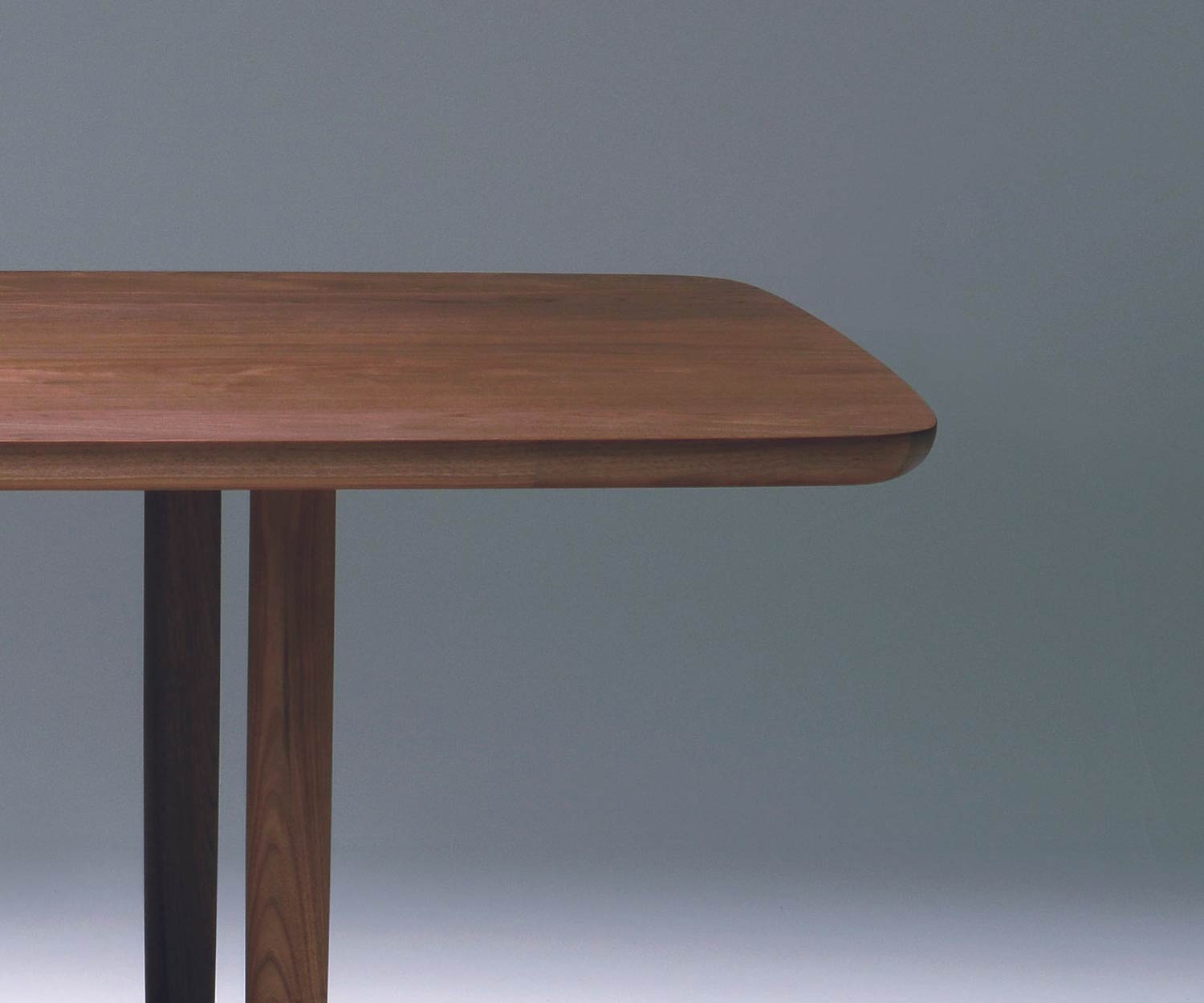 Esclusivo tavolo di design Conde House Kamuy con struttura in legno massiccio per il soggiorno