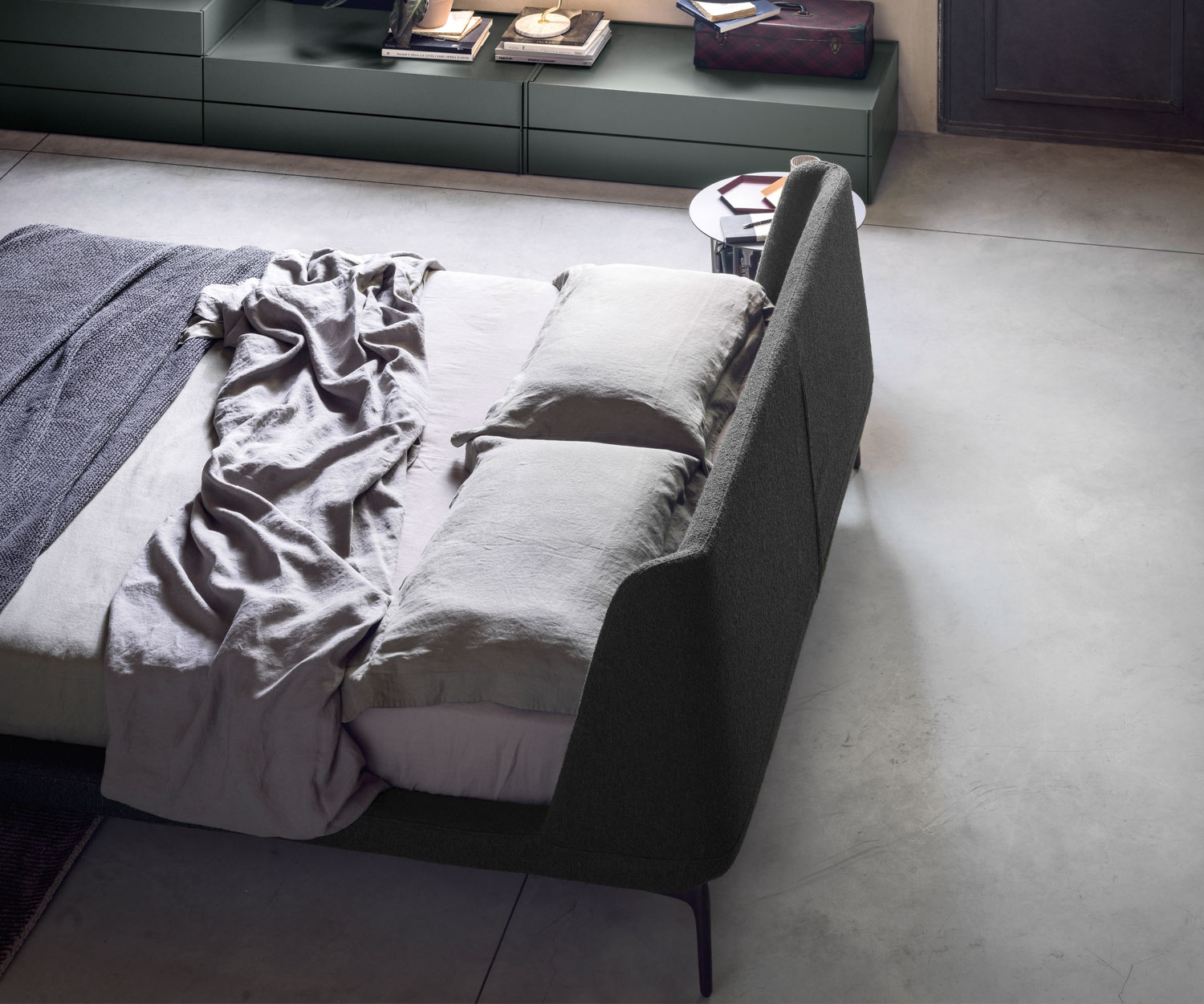 Letto di design Velluto Novamobili Vista posteriore testata imbottita gambe strette in metallo Letto di design Velluto Novamobili Vista posteriore testata imbottita gambe strette in metallo