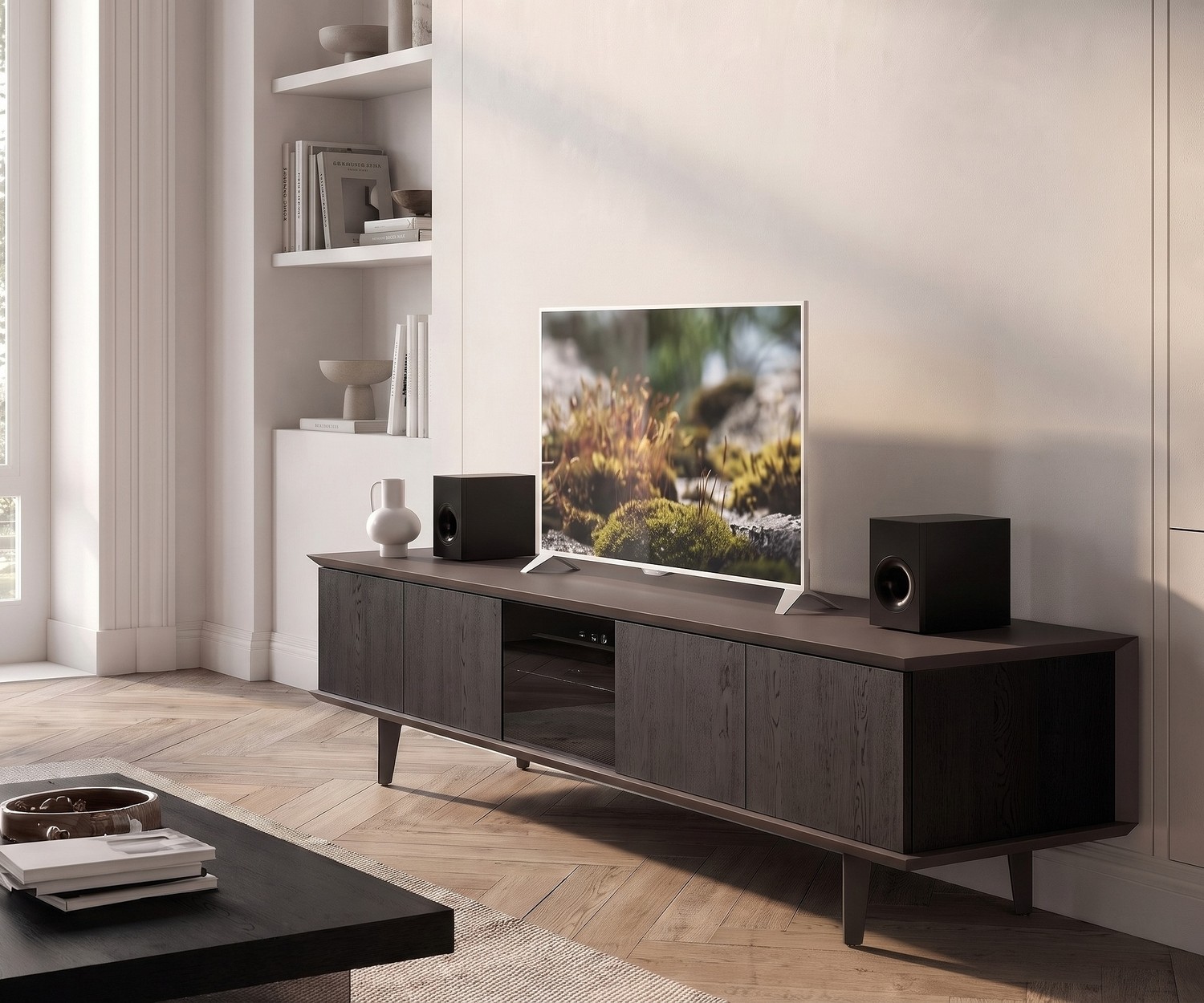 Mobile Porta TV Lowboard Ozzio Brera Mobile porta TV lowboard Ozzio Brera in legno scuro in un soggiorno moderno con televisore e parquet a spina di pesce.